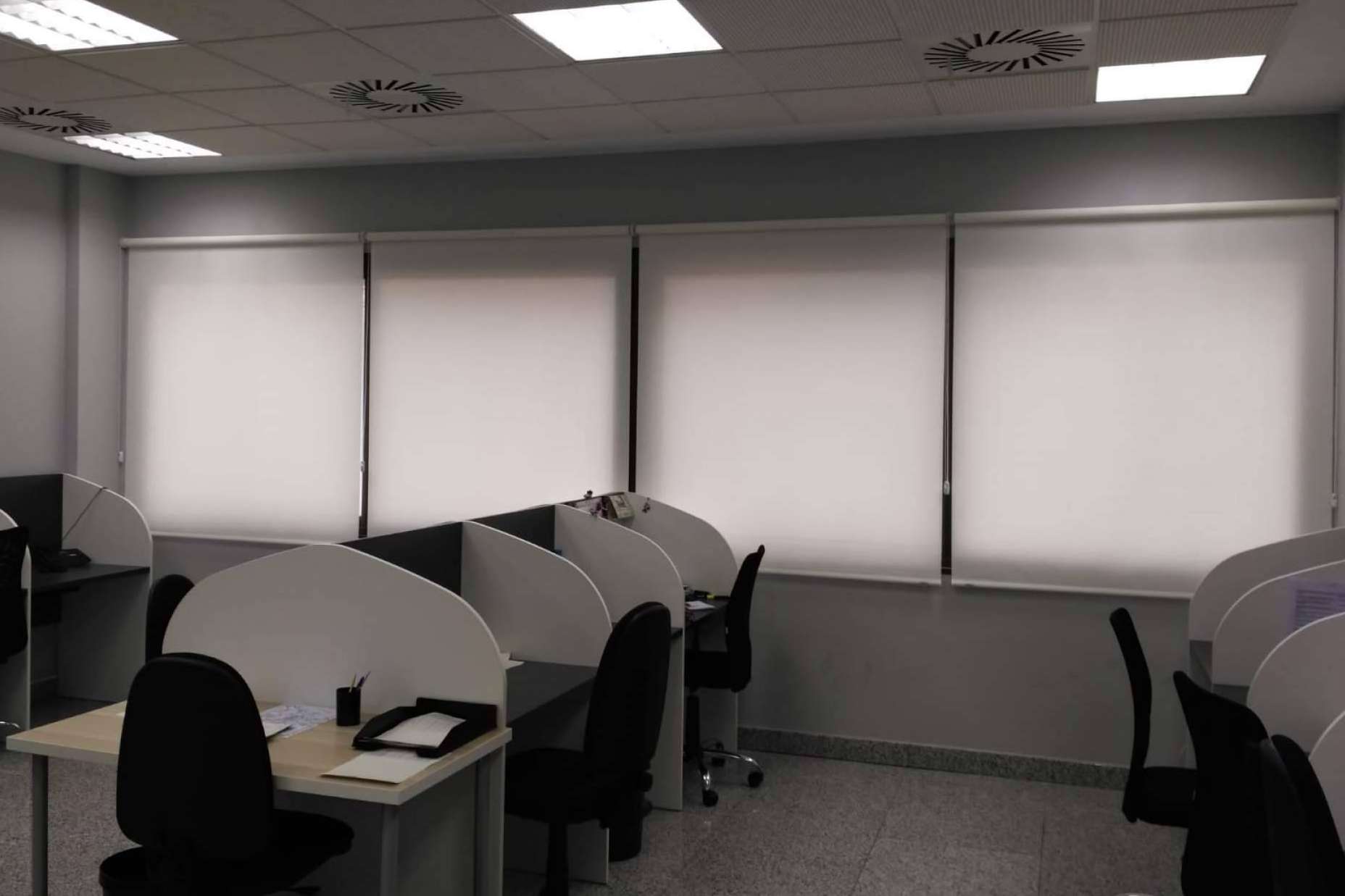 La iluminación natural de los espacios de trabajo, mediante el uso de estores y cortinas, influye en la productividad de los empleados