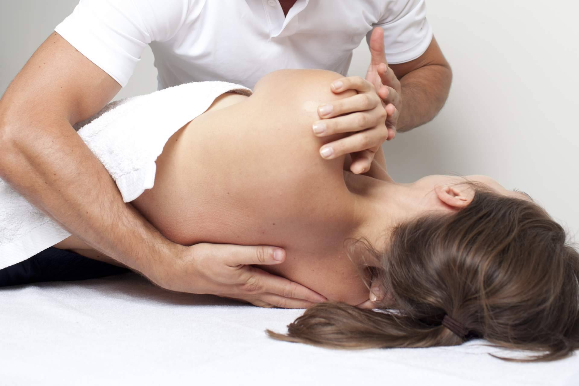 Qué es la osteopatía y cómo ayuda a mejorar las dolencias, de la mano de Clínica Viasalud