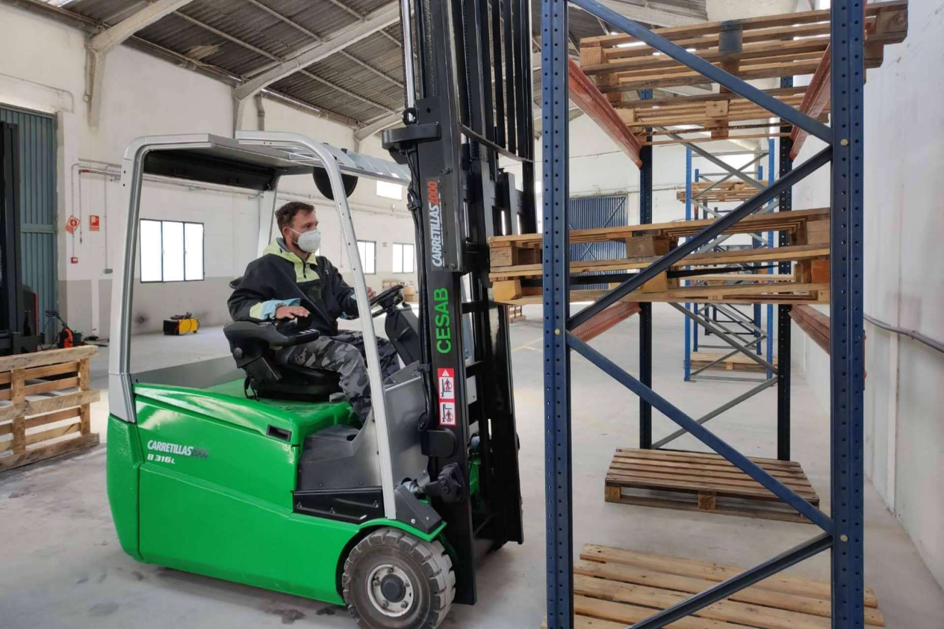 Curso PRL para Carretillas Elevadores vs curso TPC para Aparatos Elevadoras, por Fadecom