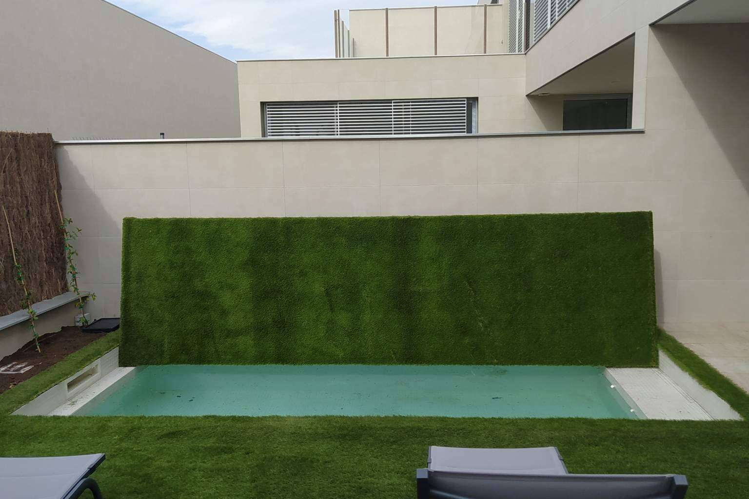 ¿Qué ventajas tiene convertir una piscina en un suelo rígido transitable para optimizar espacios?