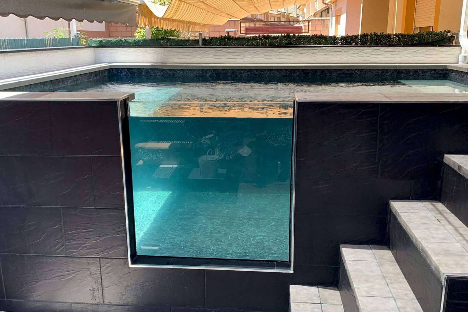 Los beneficios de contar con una piscina elevada con cristal de la mano de Esencial Pool
