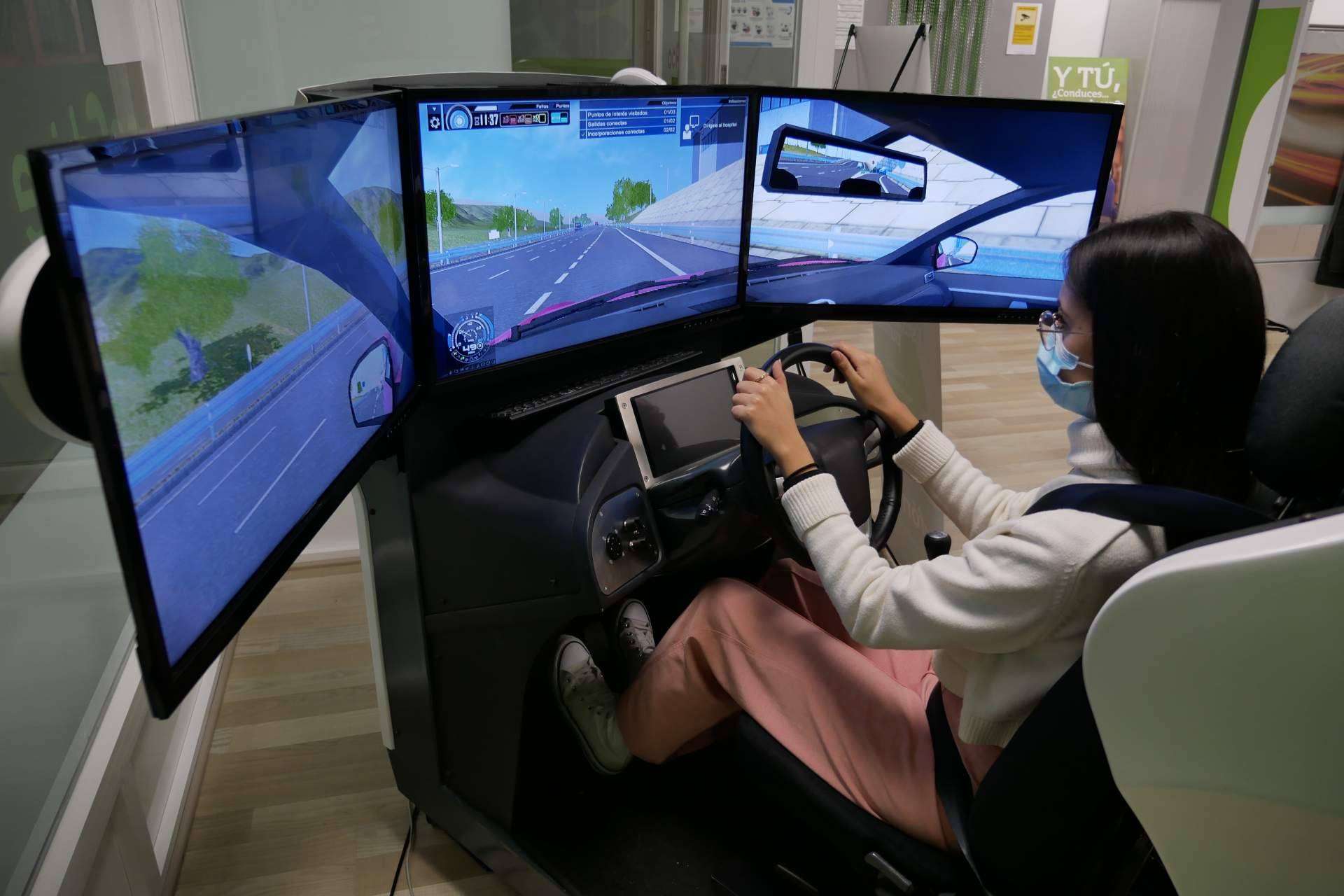 La autoescuela con primeros aprobados en España formados al 50 % con simulador de coche