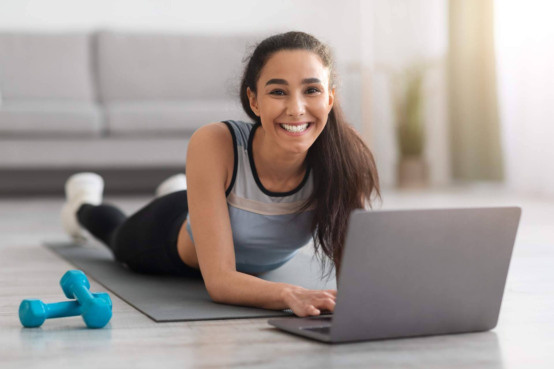 Hacer ejercicio desde casa para quemar los excesos de Semana Santa
