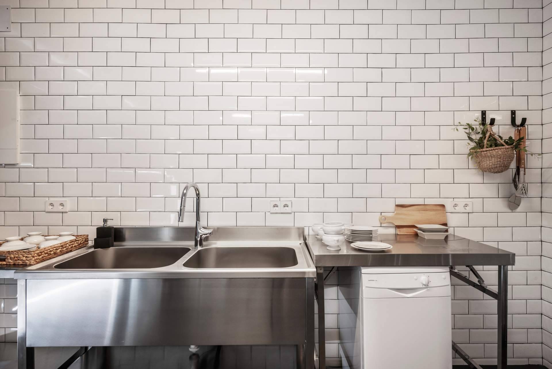 ¿Qué ventajas supone usar mobiliario de acero en hostelería?, por Auxihostelería