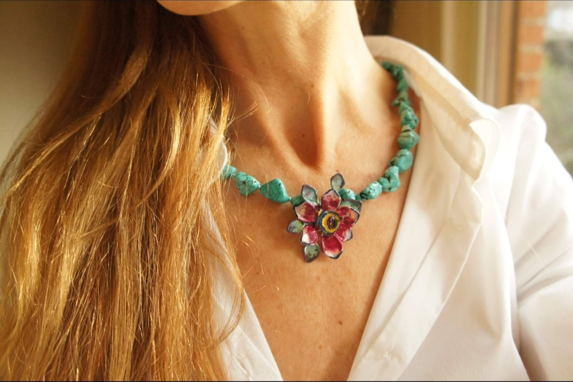 Los collares de flores y las joyas artesanales de BY EME JOYAS