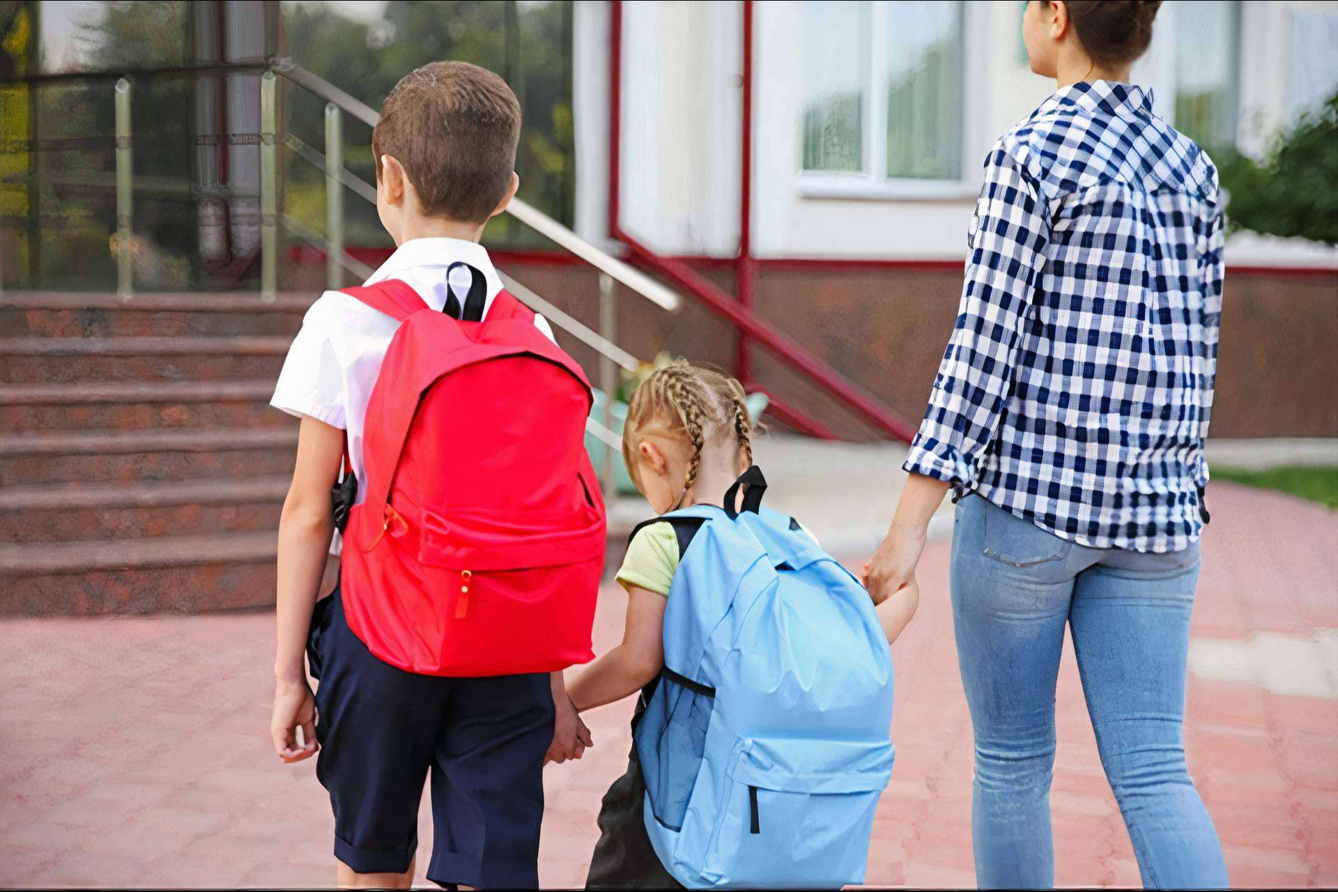 Educación para los hijos, las familias en busca y captura de centro educativo