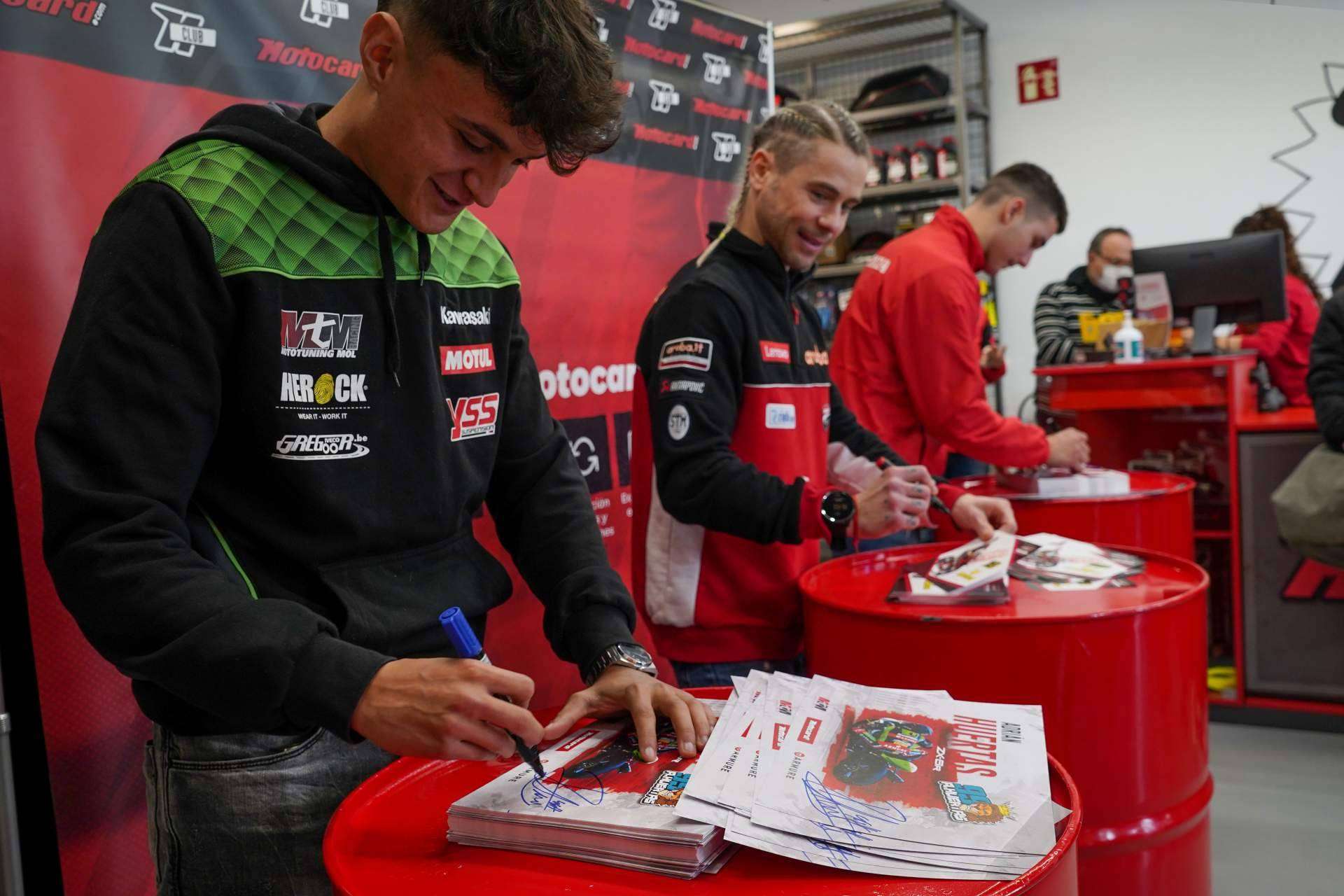 Los pilotos Iker Lecuona, Adrián Huertas y Álvaro Bautista visitan la tienda de Motocard en Zaragoza