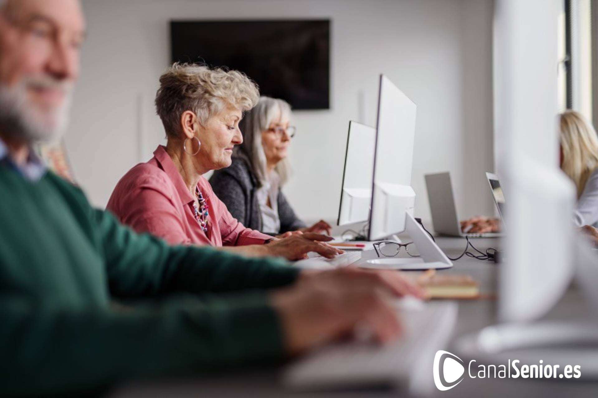 El curso online de Canal Sénior permite a la comunidad sénior adquirir el conocimiento y las competencias digitales necesarias para realizar trámites telemáticos
