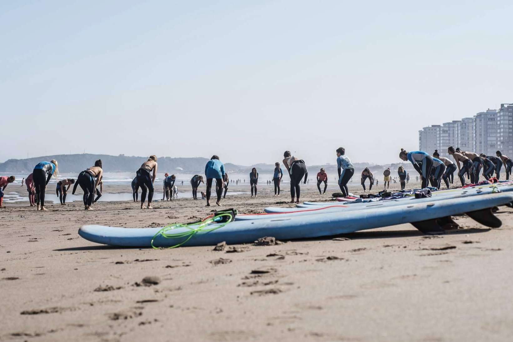 El surfcamp Las Dunas organiza clases para personas de todas las edades