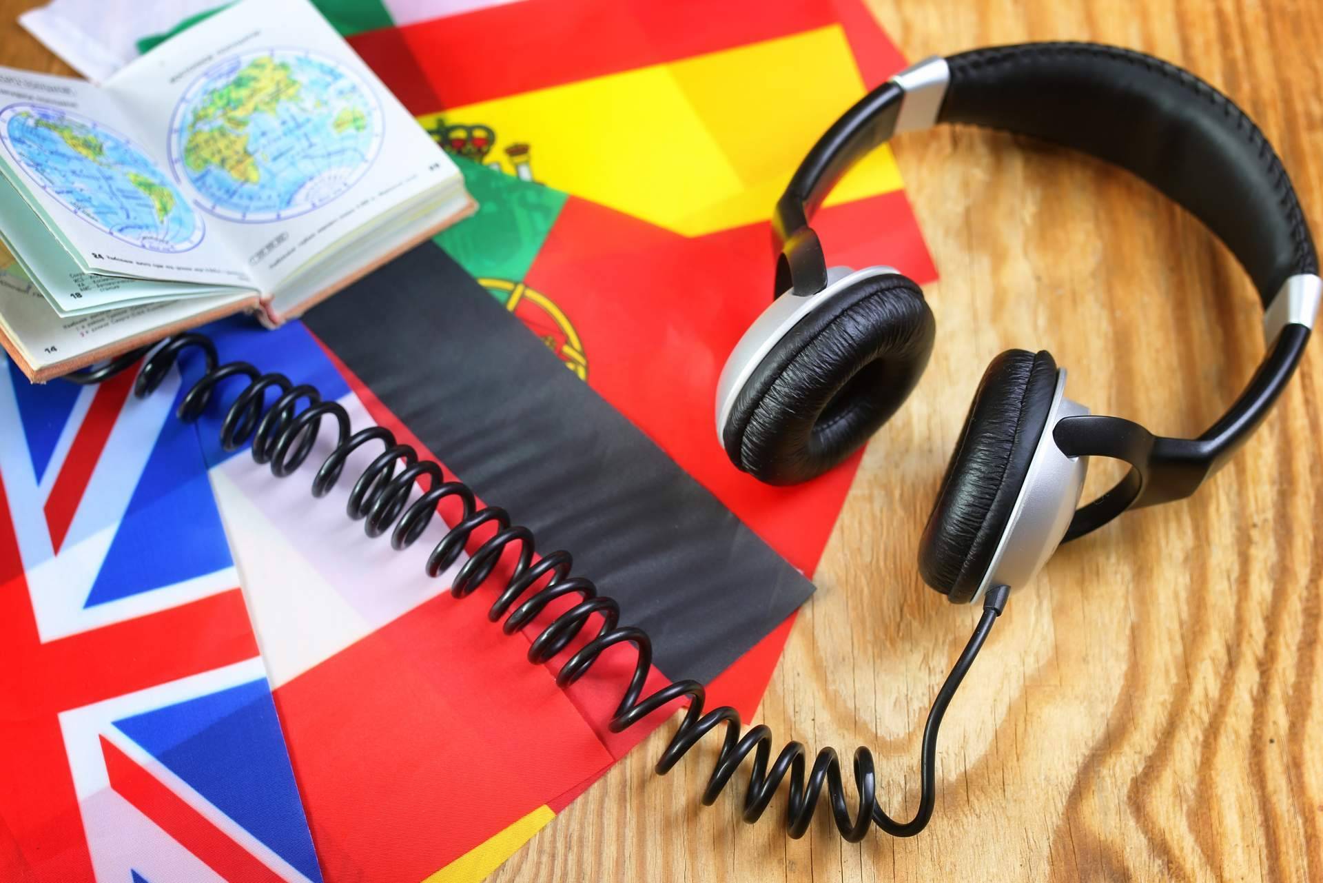 Anyvoz es una agencia de locutores que ponen voz en más de 60 idiomas a vídeos y podcasts