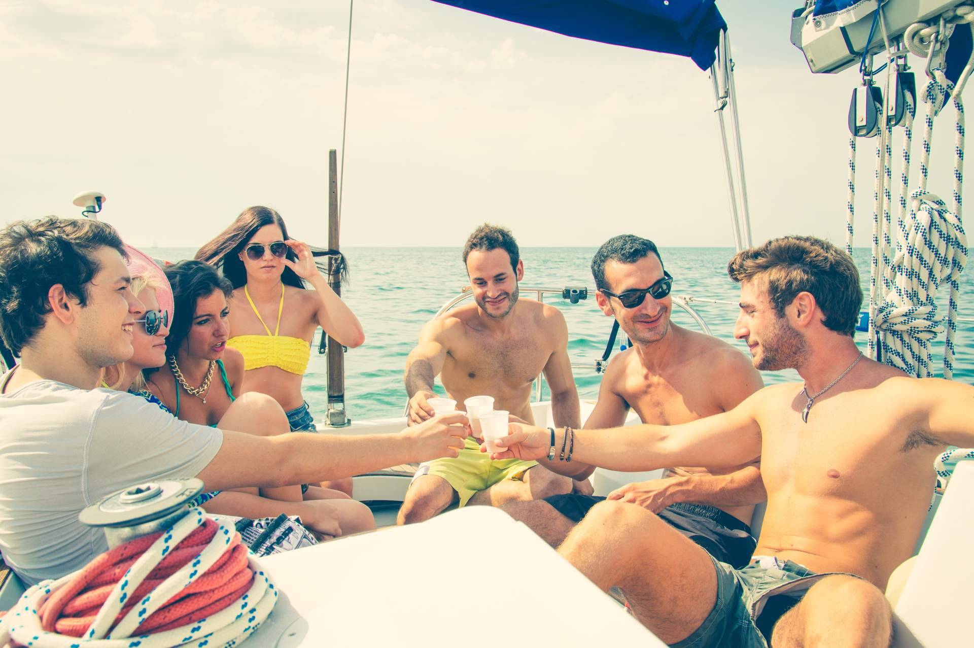 Disfrutar de una fiesta de despedida en barco en Valencia