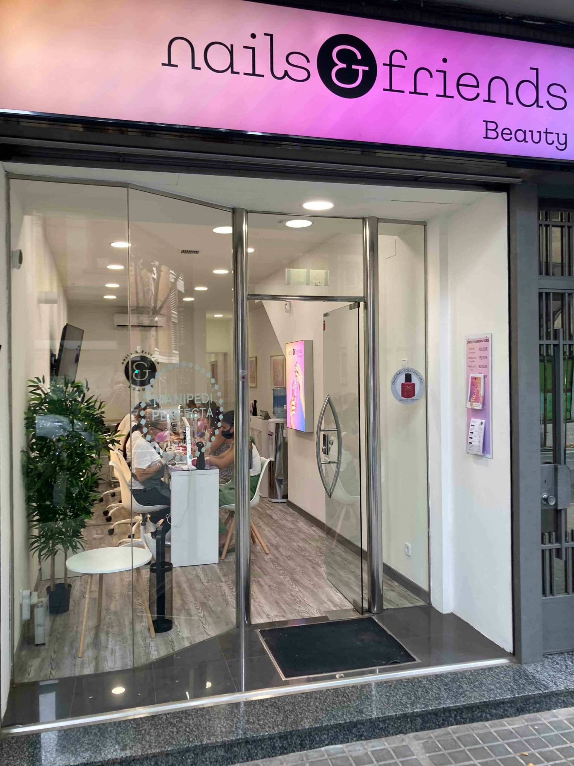 Nails and Friends colabora con Shellac para sus nuevos establecimientos franquiciados