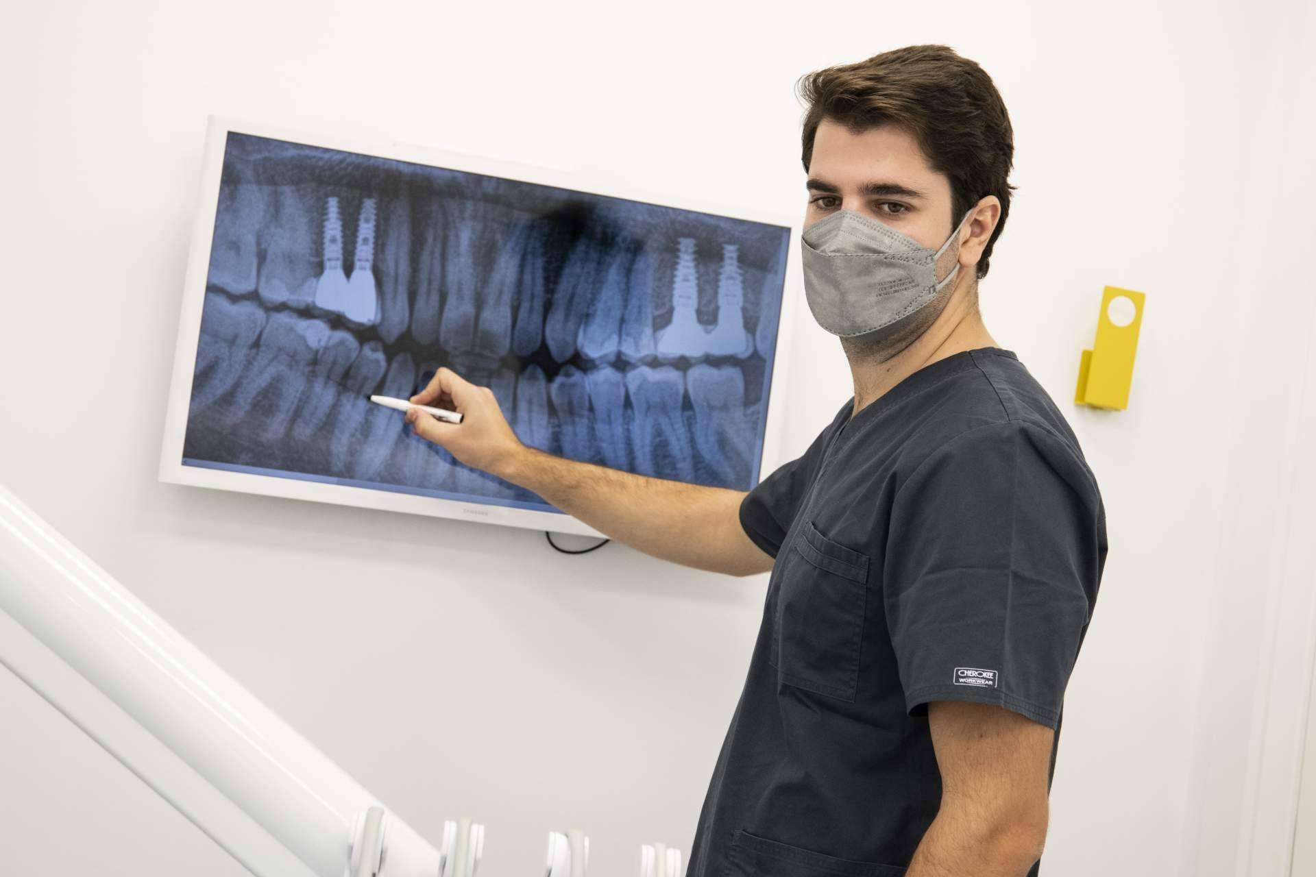 Causas de una sonrisa gingival y cómo corregirla en Clínica Dental Eduardo López