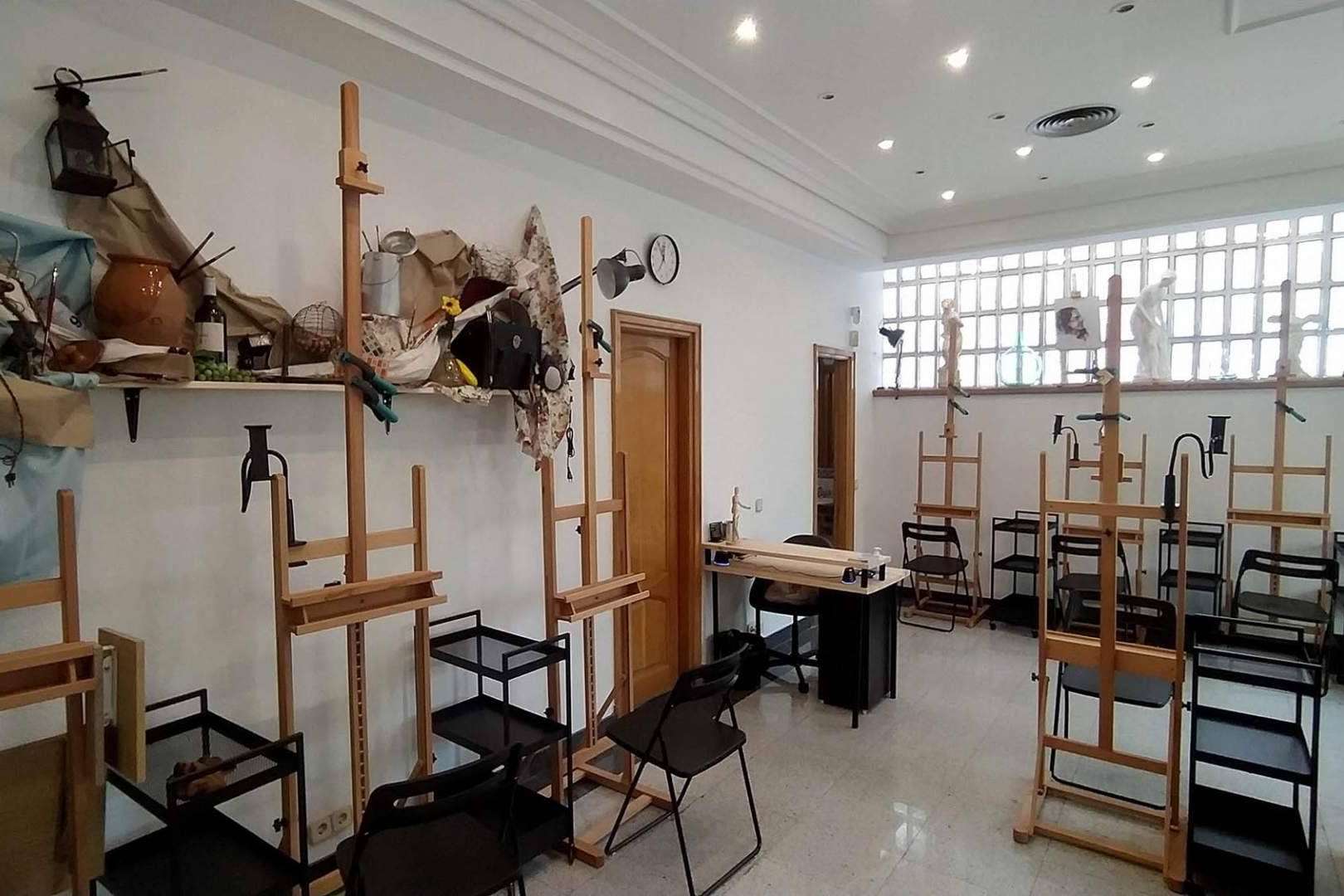 Excelente docencia académica de la mano de artistas en activo con numerosas exposiciones, ferias y eventos, Estudio Ilógico