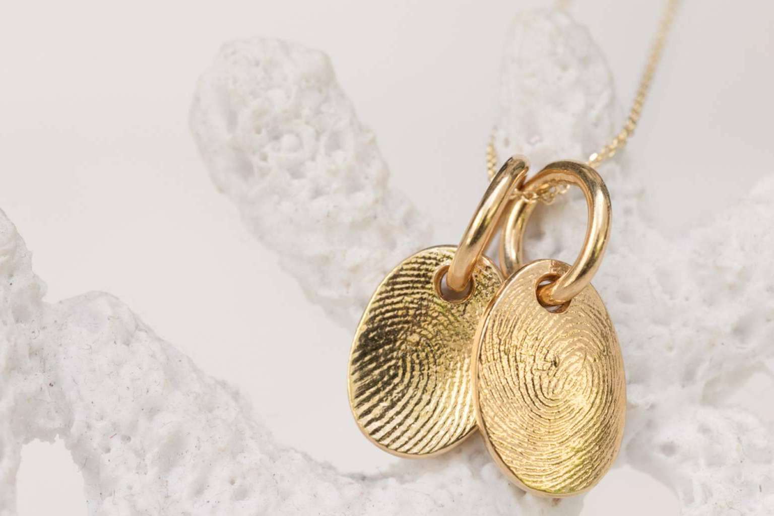 Las joyas personalizadas de Dejando Huella By Ana llevan la huella de una persona querida