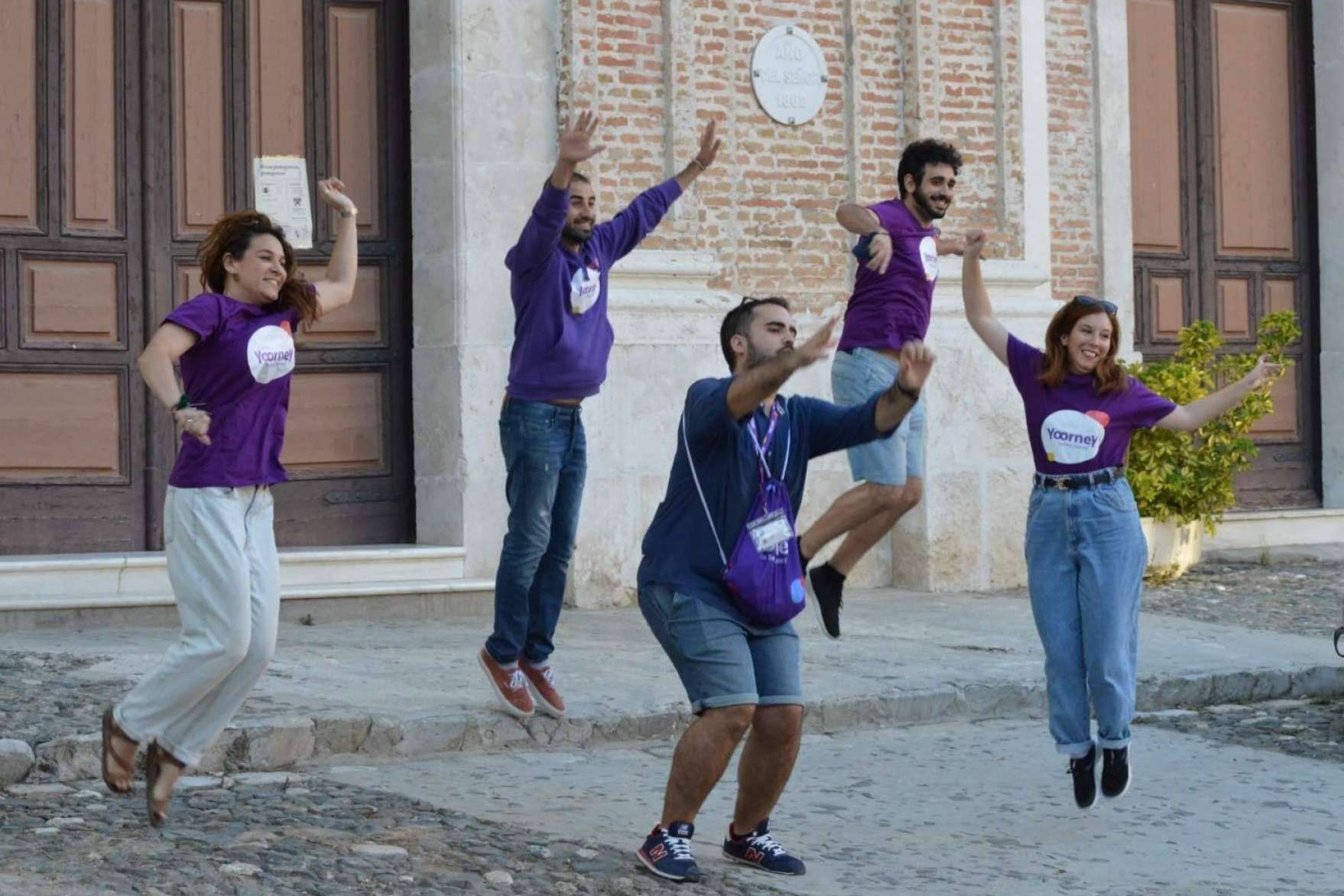 Un marketplace donde los viajeros pueden encontrar free tours y guías turísticos, Yoorney