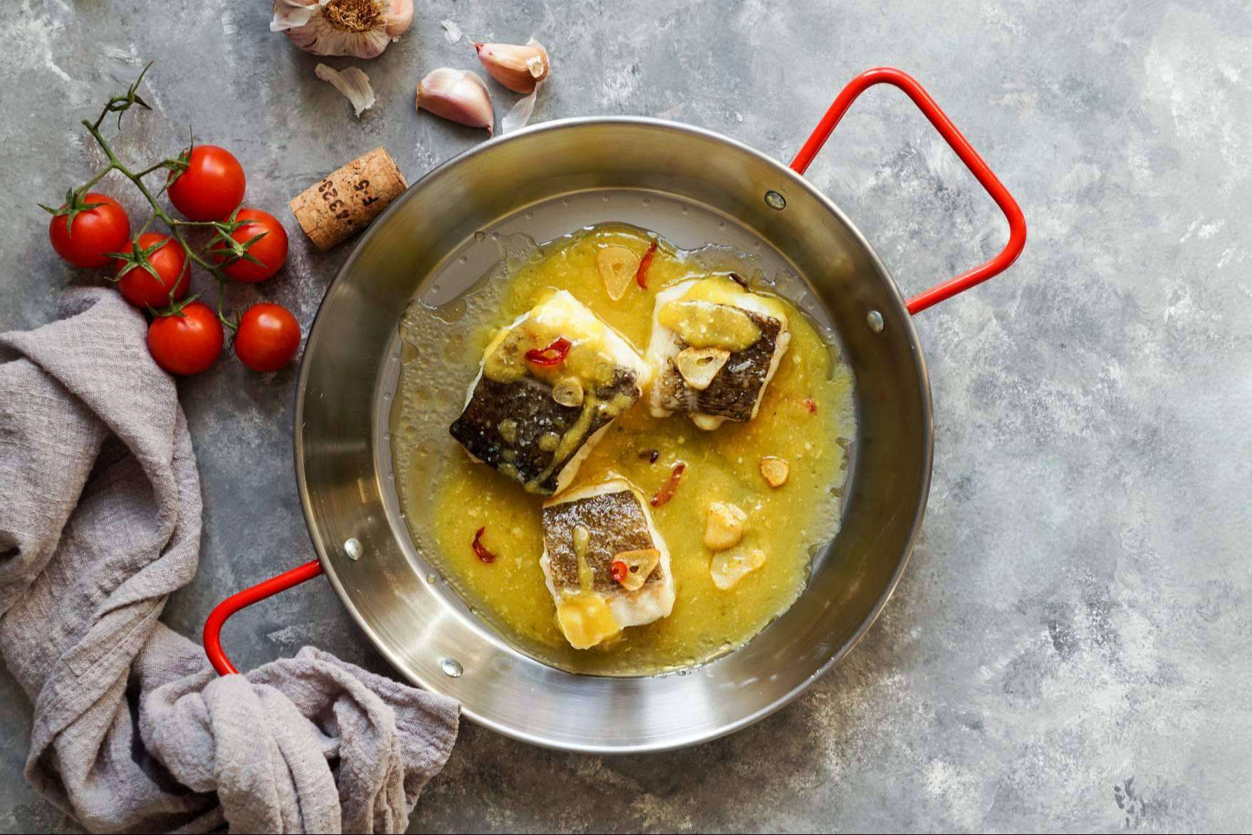 Gambas a la plancha y bacalao al pil pil en el restaurante Casa Ricardo de Madrid