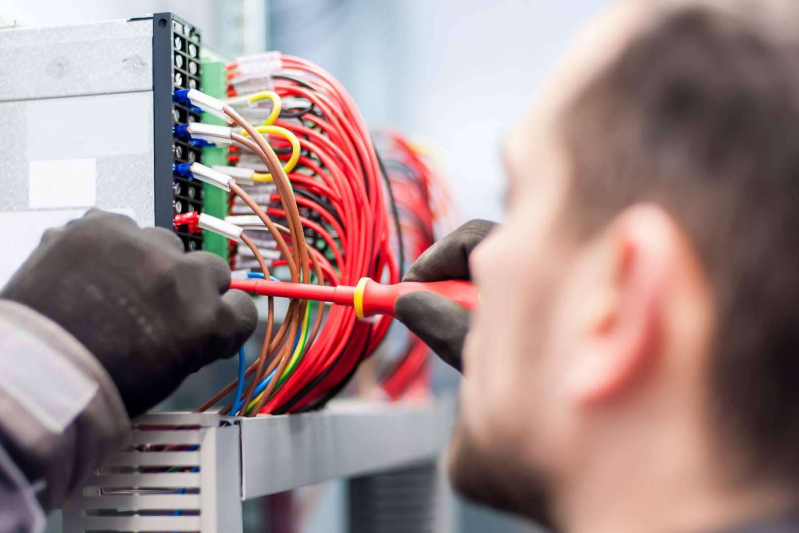 Savelec es una empresa de electricistas Valencia que se encarga de llevar a cabo certificados eléctricos