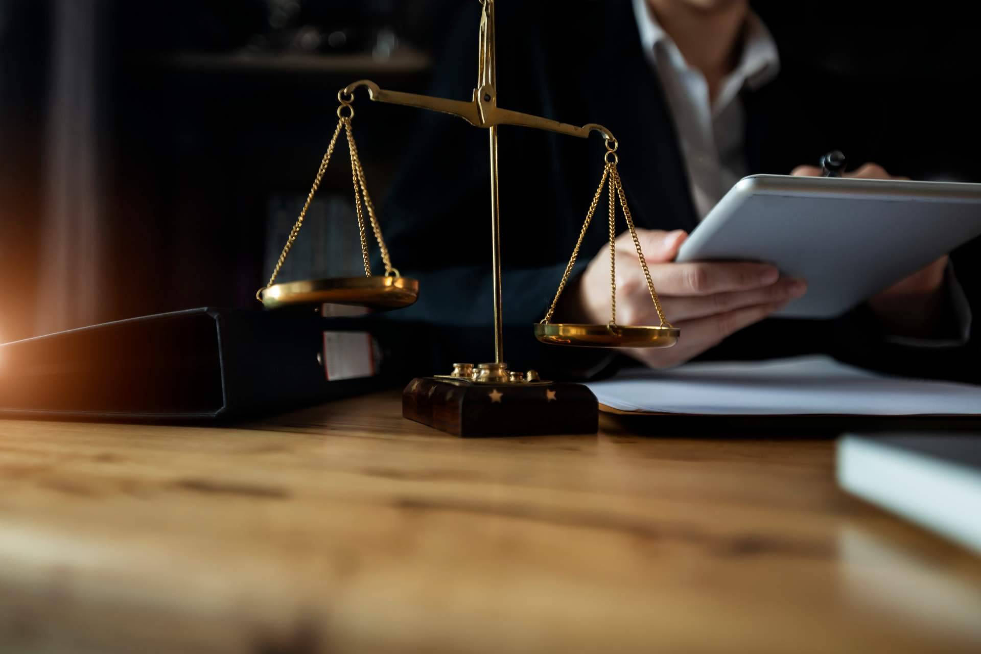 ¿Cuáles son las regulaciones normativas y obligaciones legales que deben cumplir las empresas?