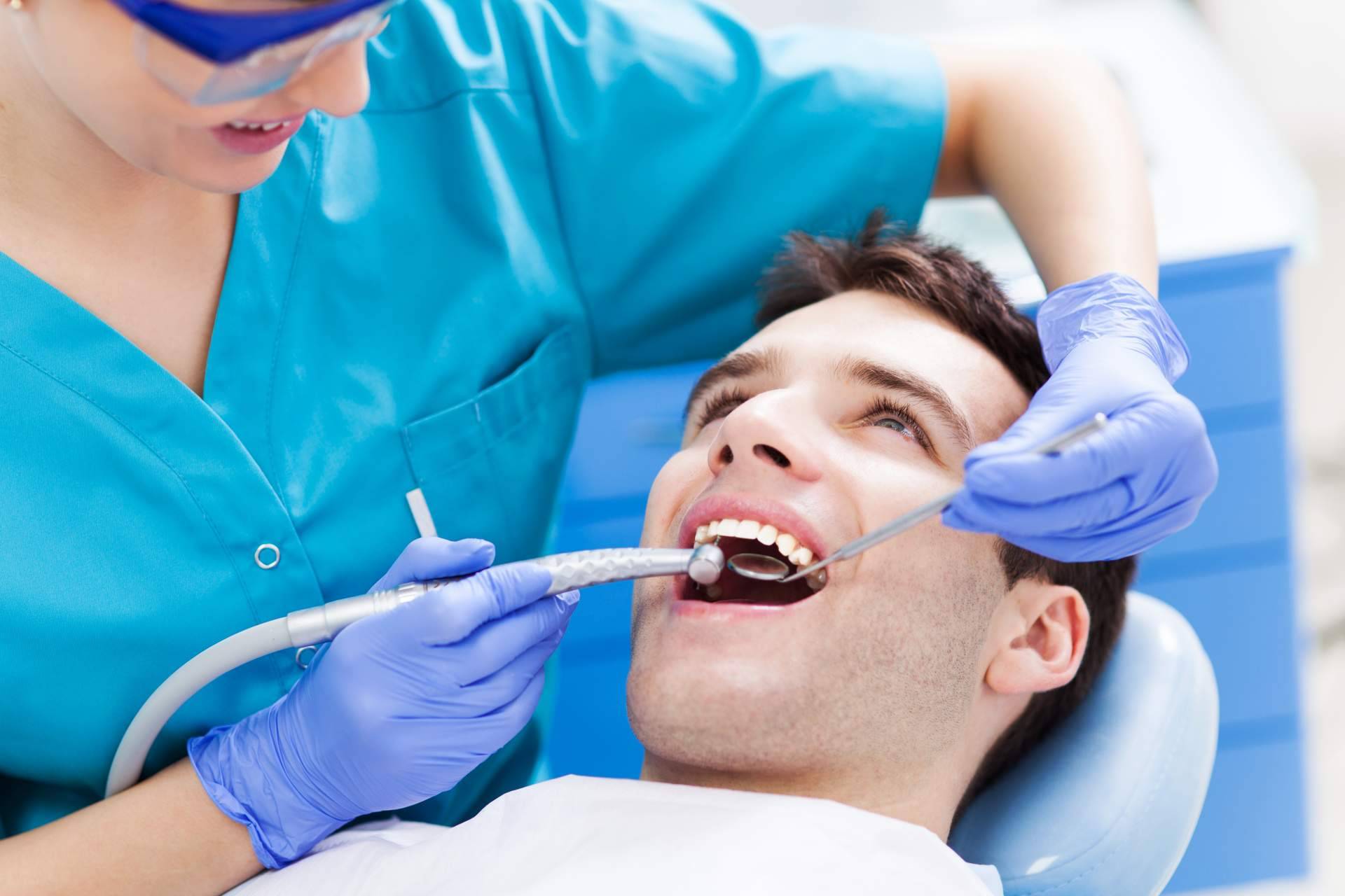 Ortodoncia Insignia en Clínica Dental Sonrisas, una técnica a medida para la dentadura de un paciente