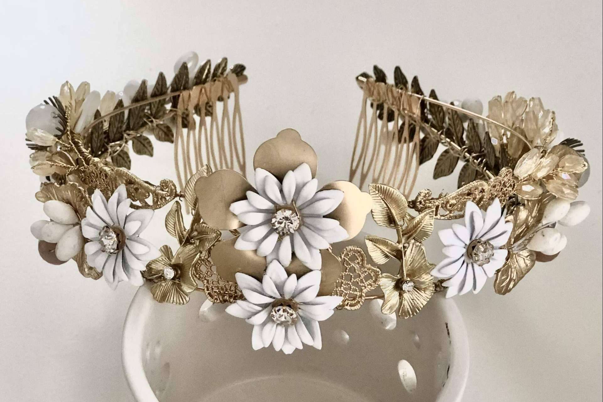 Las tiaras, coronas y tocados de novia de la diseñadora Carmen Fernández