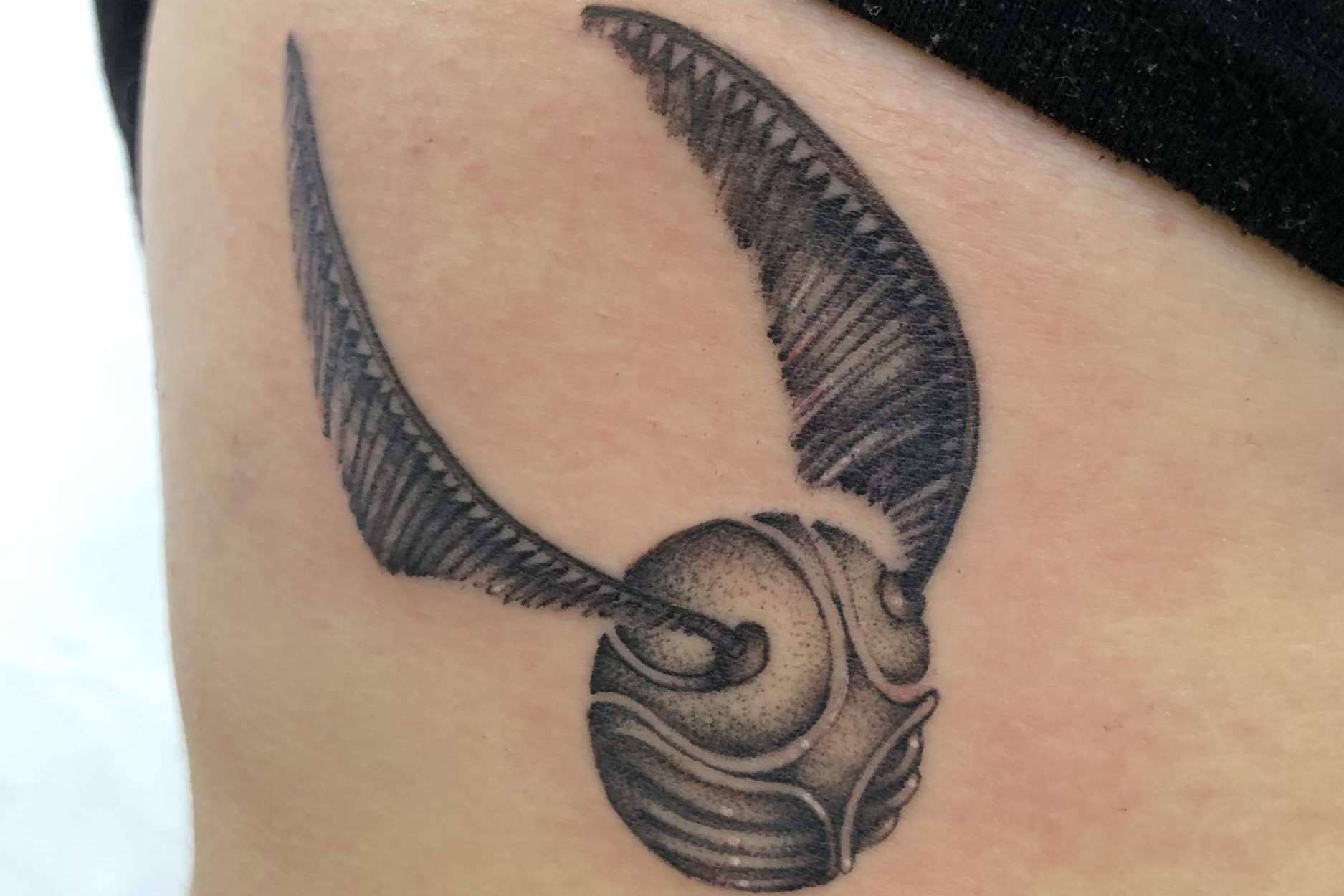 ¿Qué estilos de tatuajes ofrece el estudio de tatuajes en Valencia Vieja Escuela Tattoo?