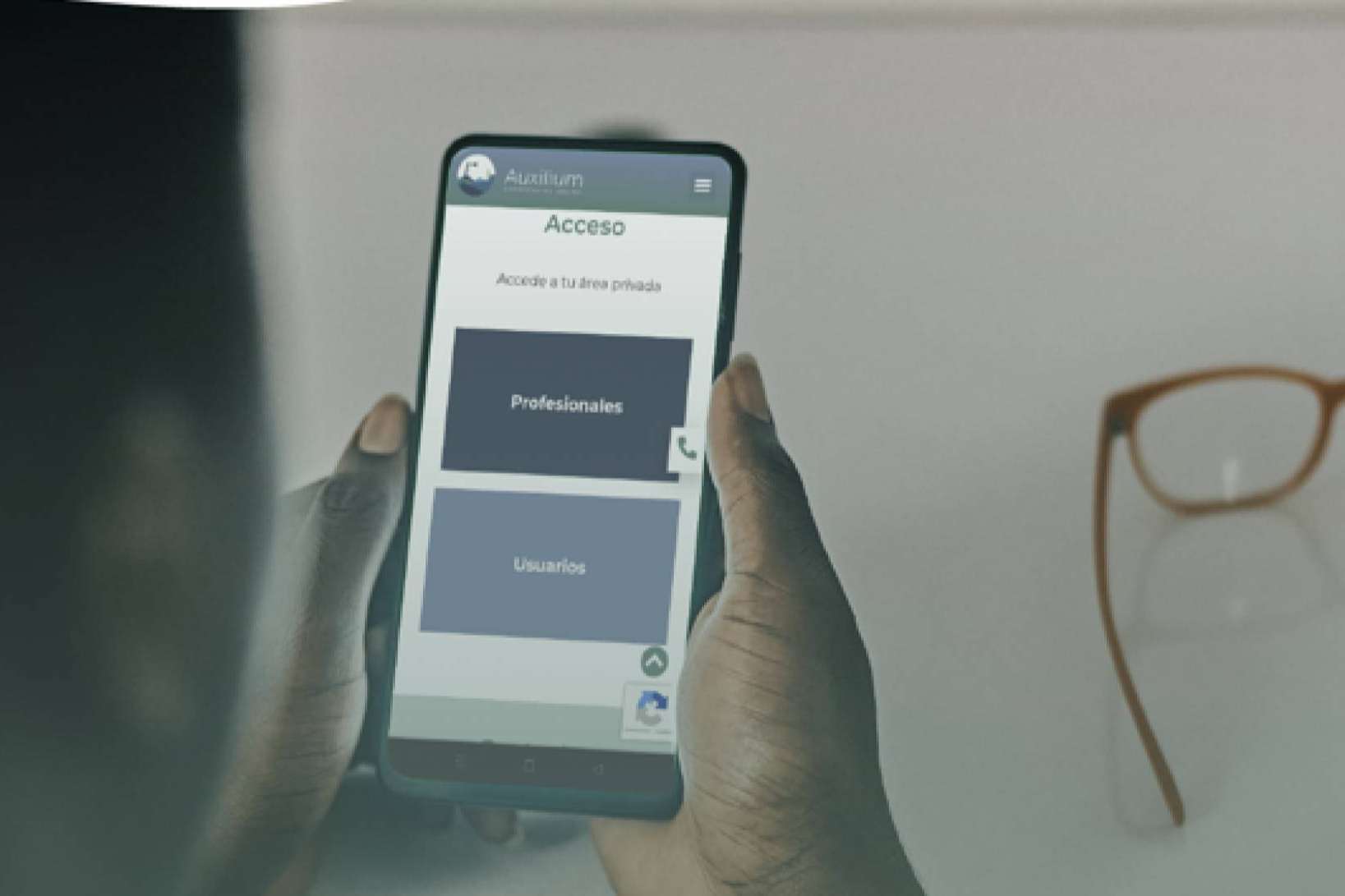 Auxilium expone las principales ventajas de contar con un psicólogo online en una empresa