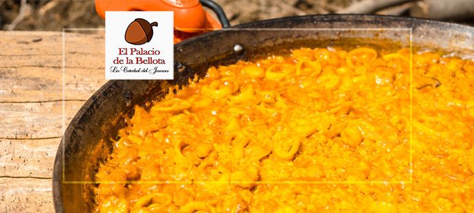 Restaurante El Palacio de la Bellota explica por qué la paella valenciana es amarilla