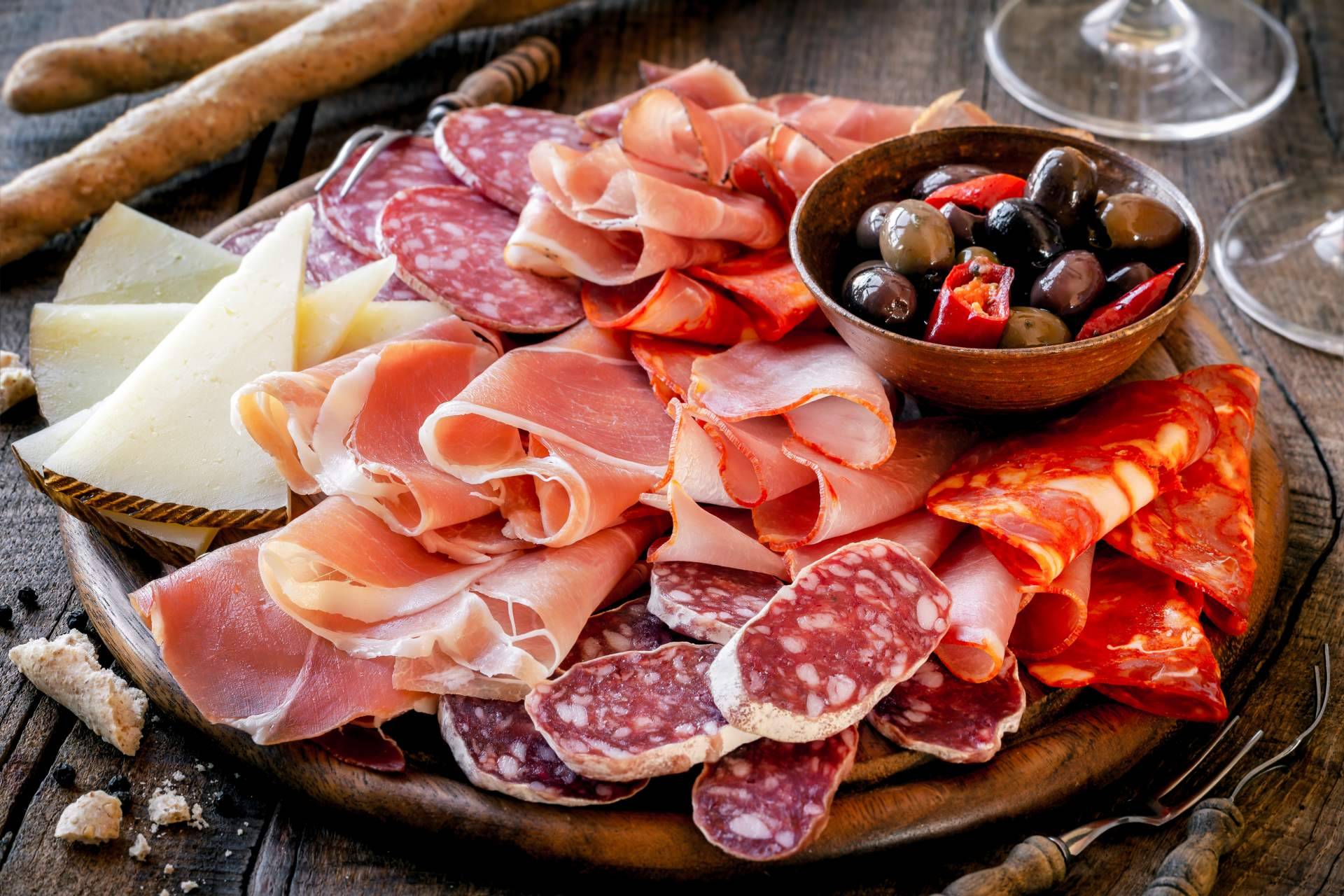 Preparar una cena con amigos con la cesta de picoteo de Bon León