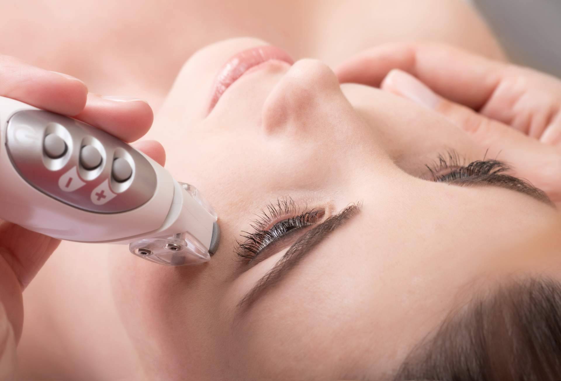 El tratamiento facial con punta de diamante que realiza Sapphira Privé Madrid Centro