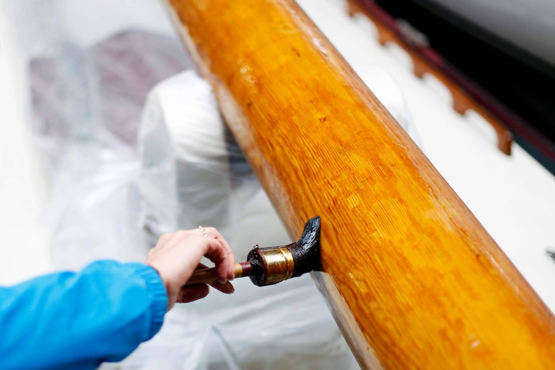 Proteger la madera de los barcos con marine varnish and teak oil