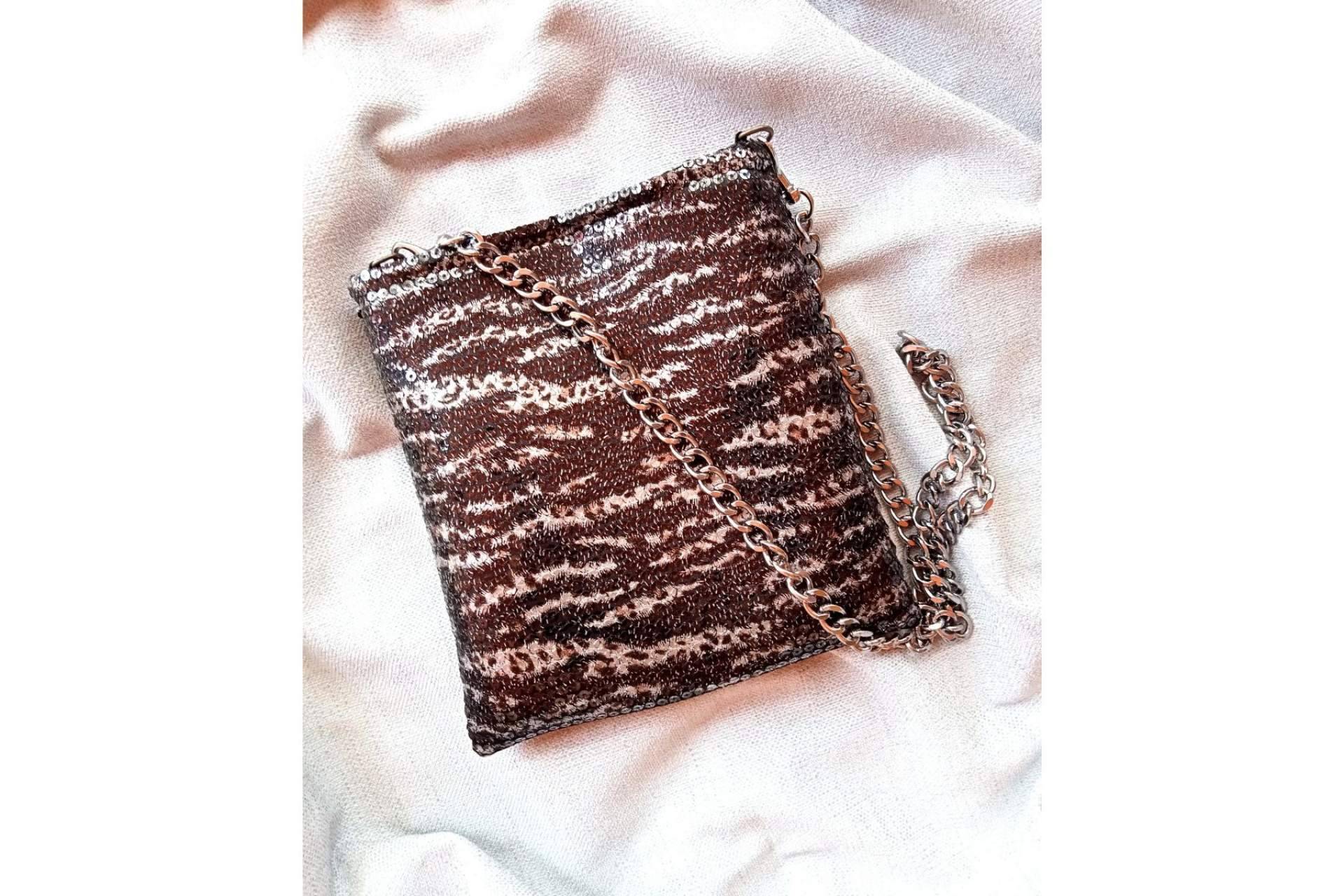 El nuevo bolso de Inirt Atelier cuenta con un estilo único y original
