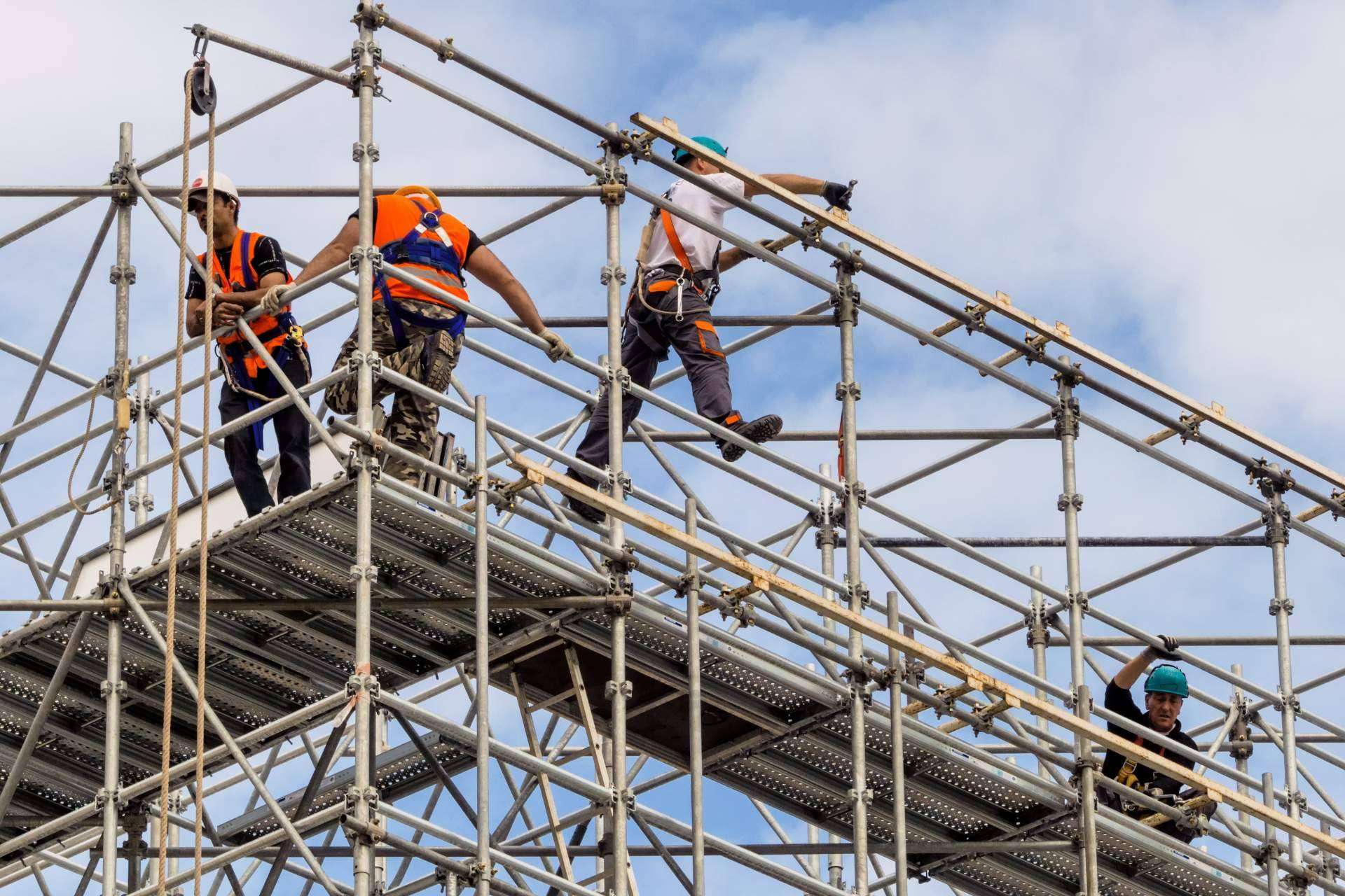 ¿Qué ramificaciones legales enfrentan los contratistas, debido a la escasez de mano de obra en la construcción?