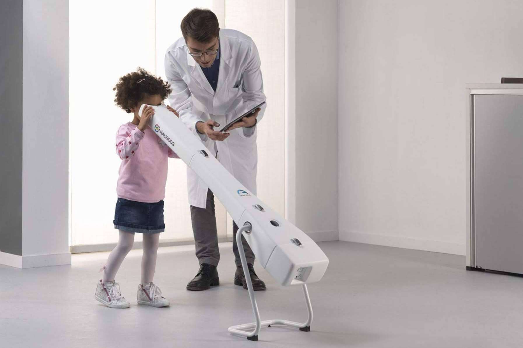 La aparatología de GX2 permite detectar la refracción infantil