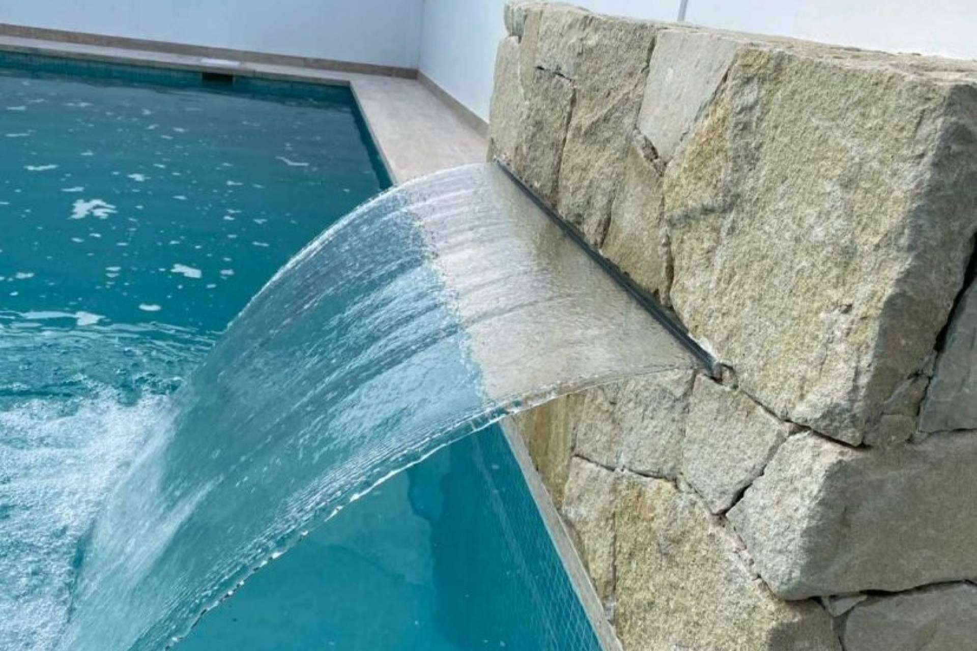 Warmpool promueve un ambiente relajante con la instalación de cascadas y bombas de agua