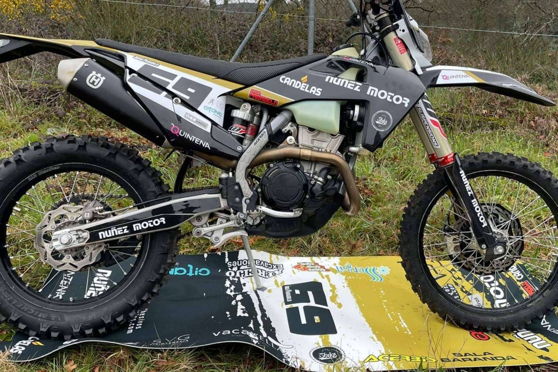 ADHESIVOSEMBARRADOS personaliza los vehículos de dos ruedas en el off road