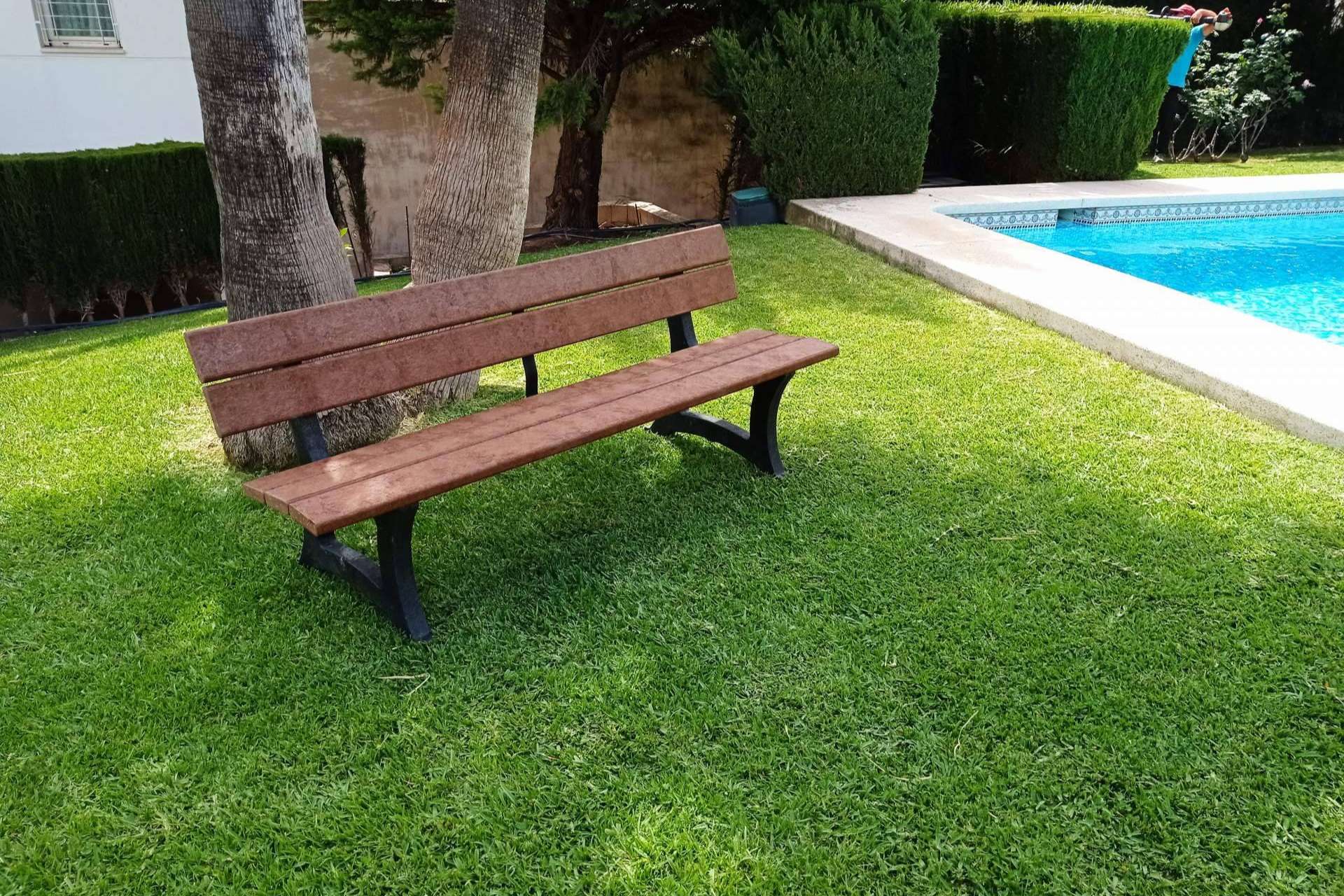 Para el uso urbano, la empresa Abadecom ofrece bancos de plástico reciclado