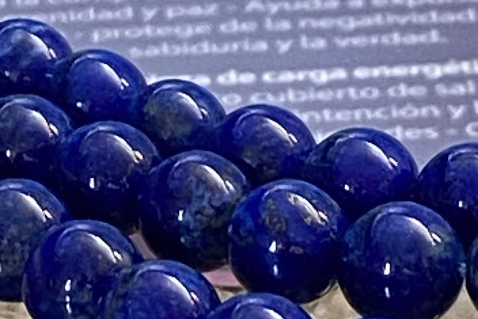Los enernums elaborados de madera de sándalo y piedras naturales de Enernum