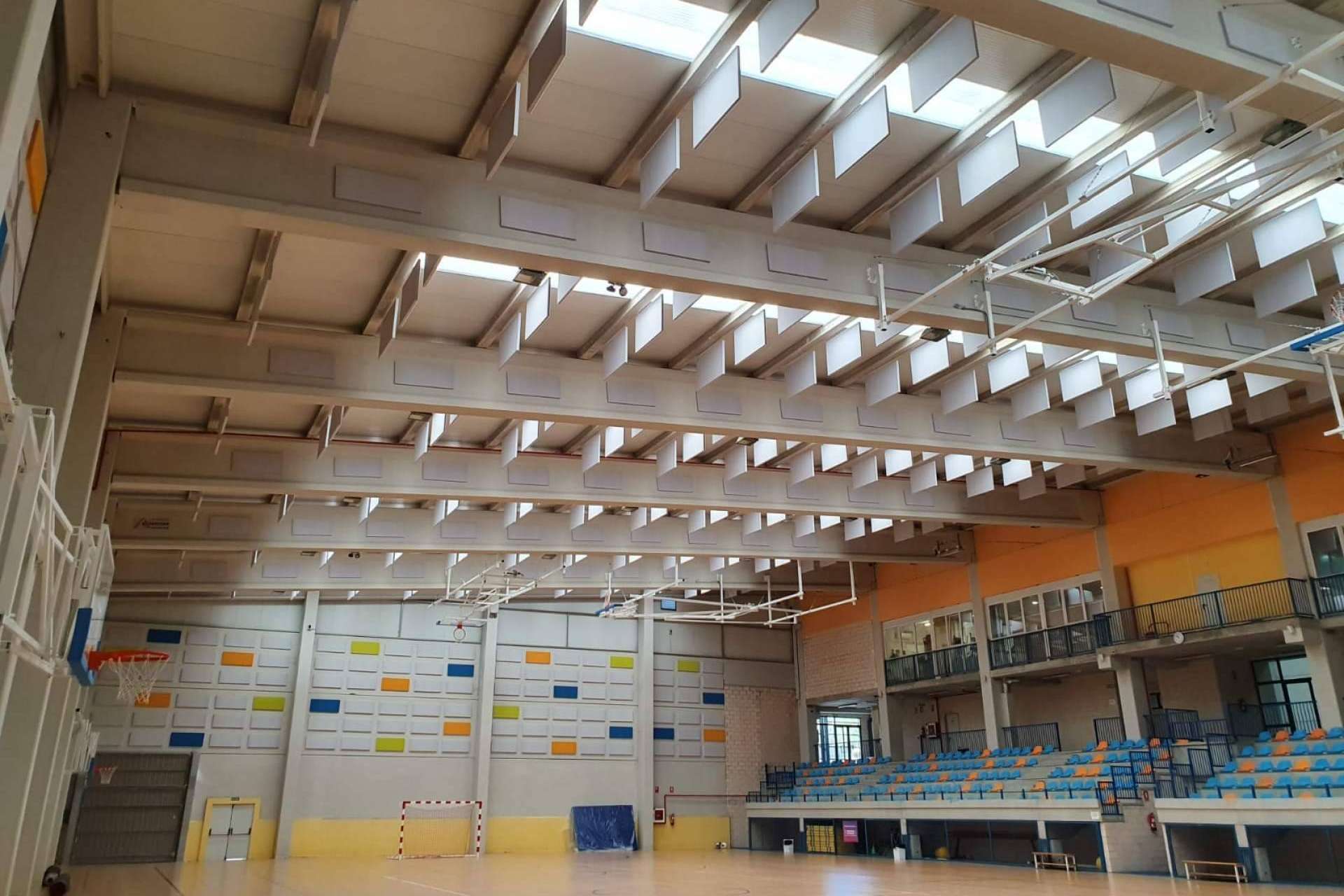 Cómo mejorar la acústica en los espacios deportivos, con Absotec