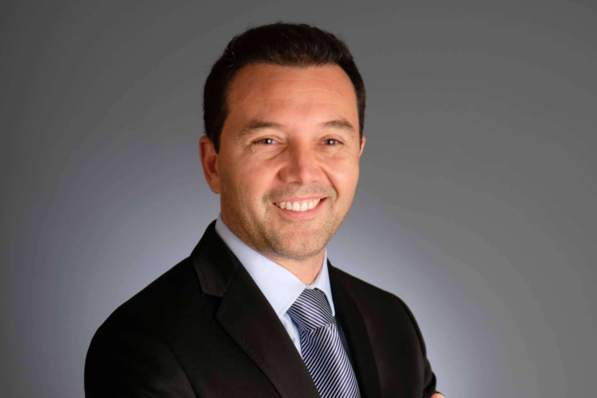 El Dr. Llistosella es uno de los referentes del país en la cirugía oral e implantes dentales