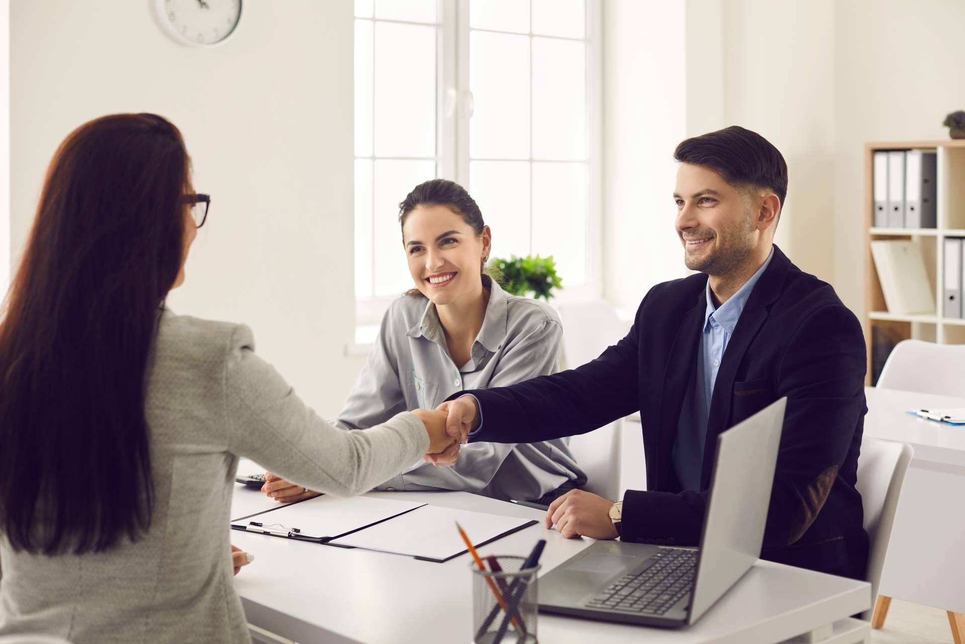 ¿Qué servicios de derecho inmobiliario en Alicante ofrece Carlos Baño León?