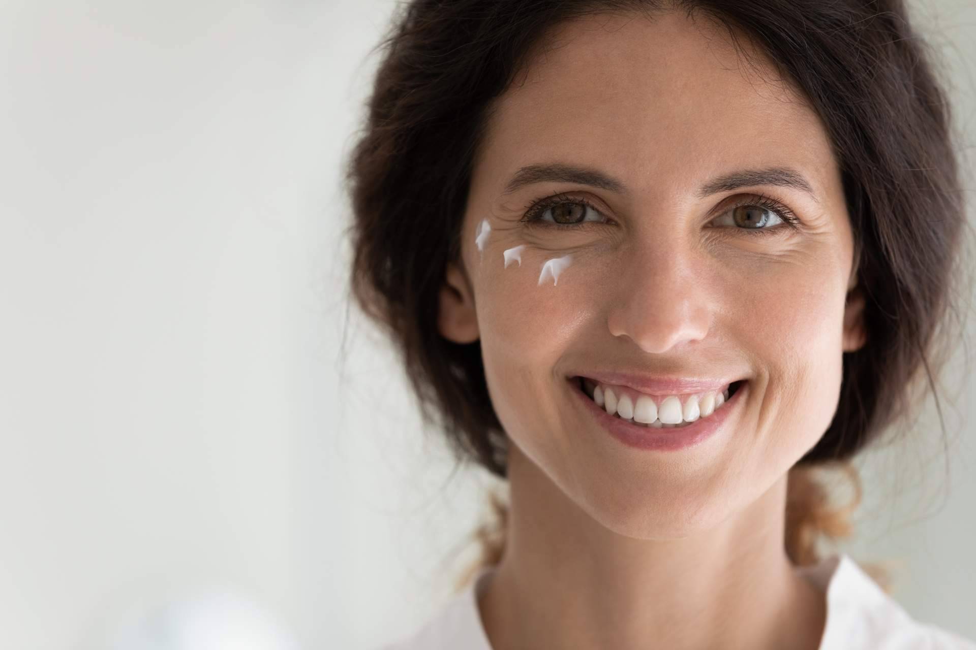 El contorno de ojos natural de NaturalKirei es ideal para tratar las bolsas, ojeras y líneas de expresión