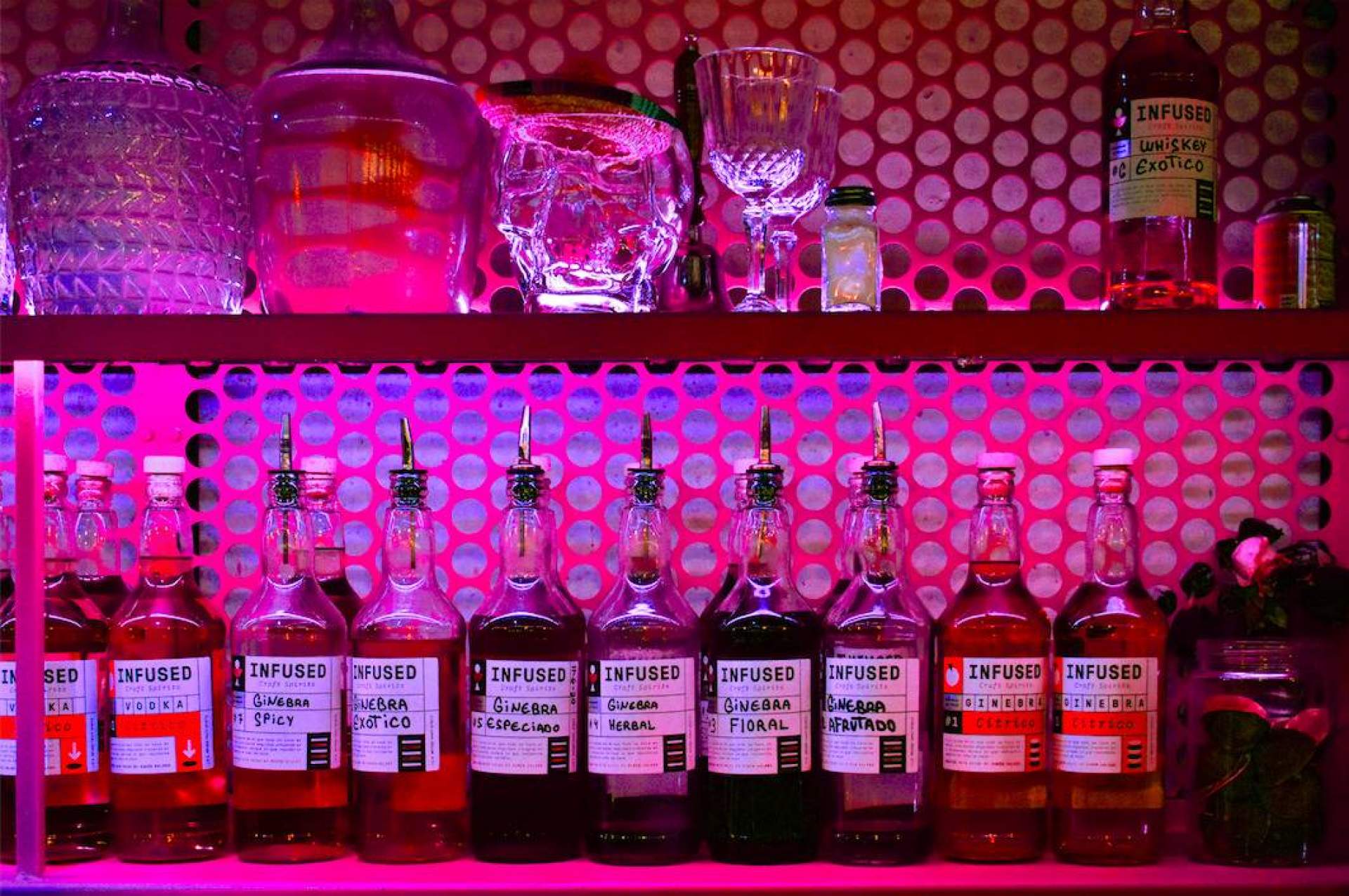 Buen ambiente, música y el arte de la coctelería en el centro de Madrid