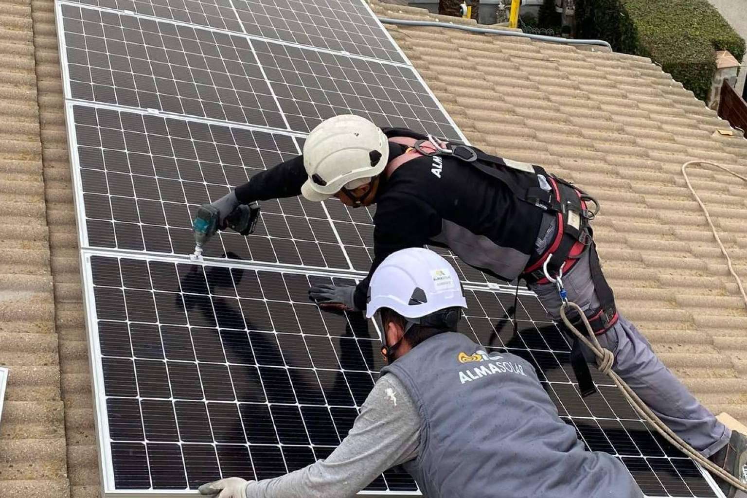 ¿Cuáles son los pilares que apoyan el crecimiento de la empresa de placas solares Alma Solar?