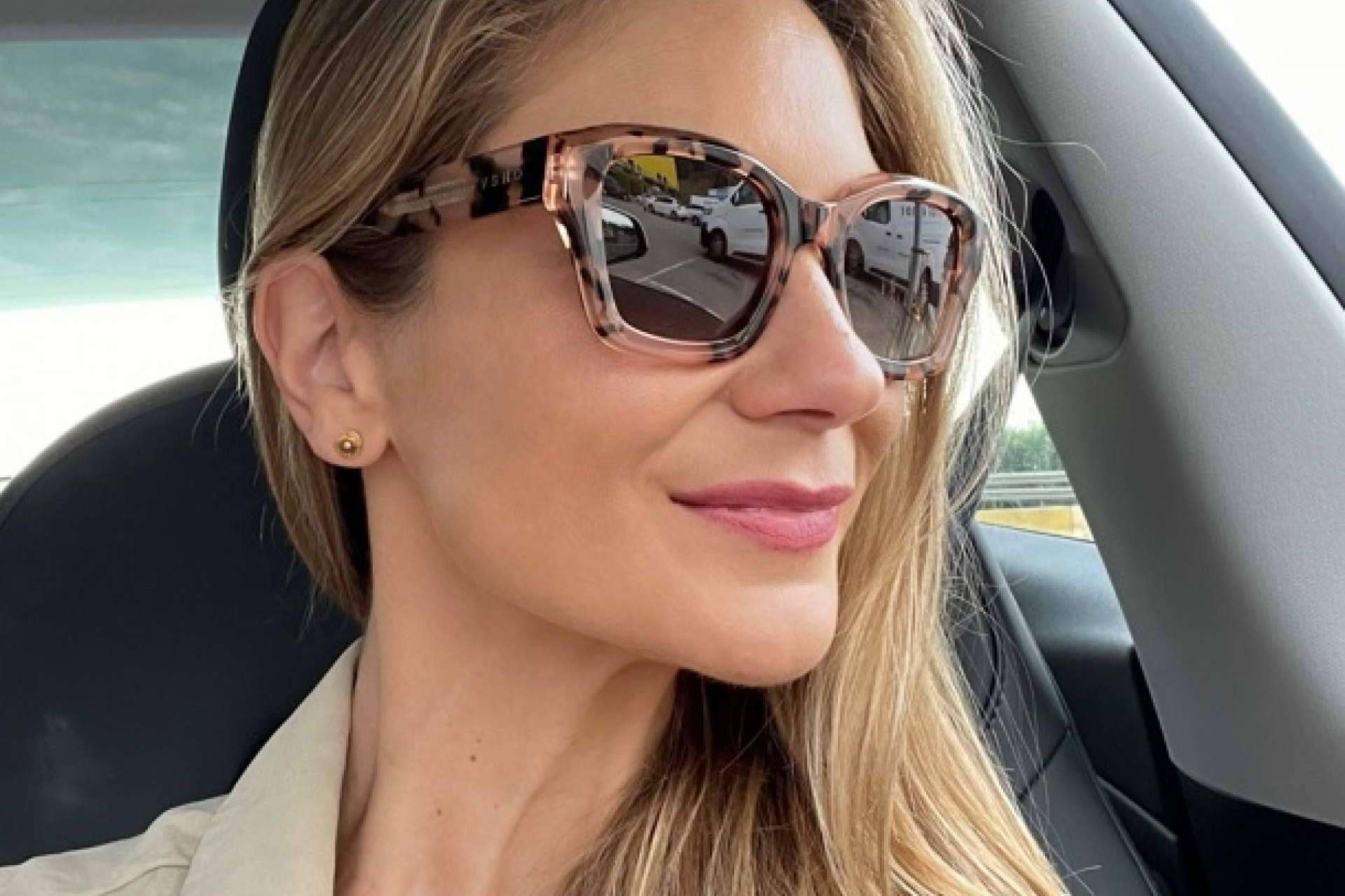 Los consejos más importantes a tener en cuenta para conducir con gafas, por Carolina Lober y Confortauto