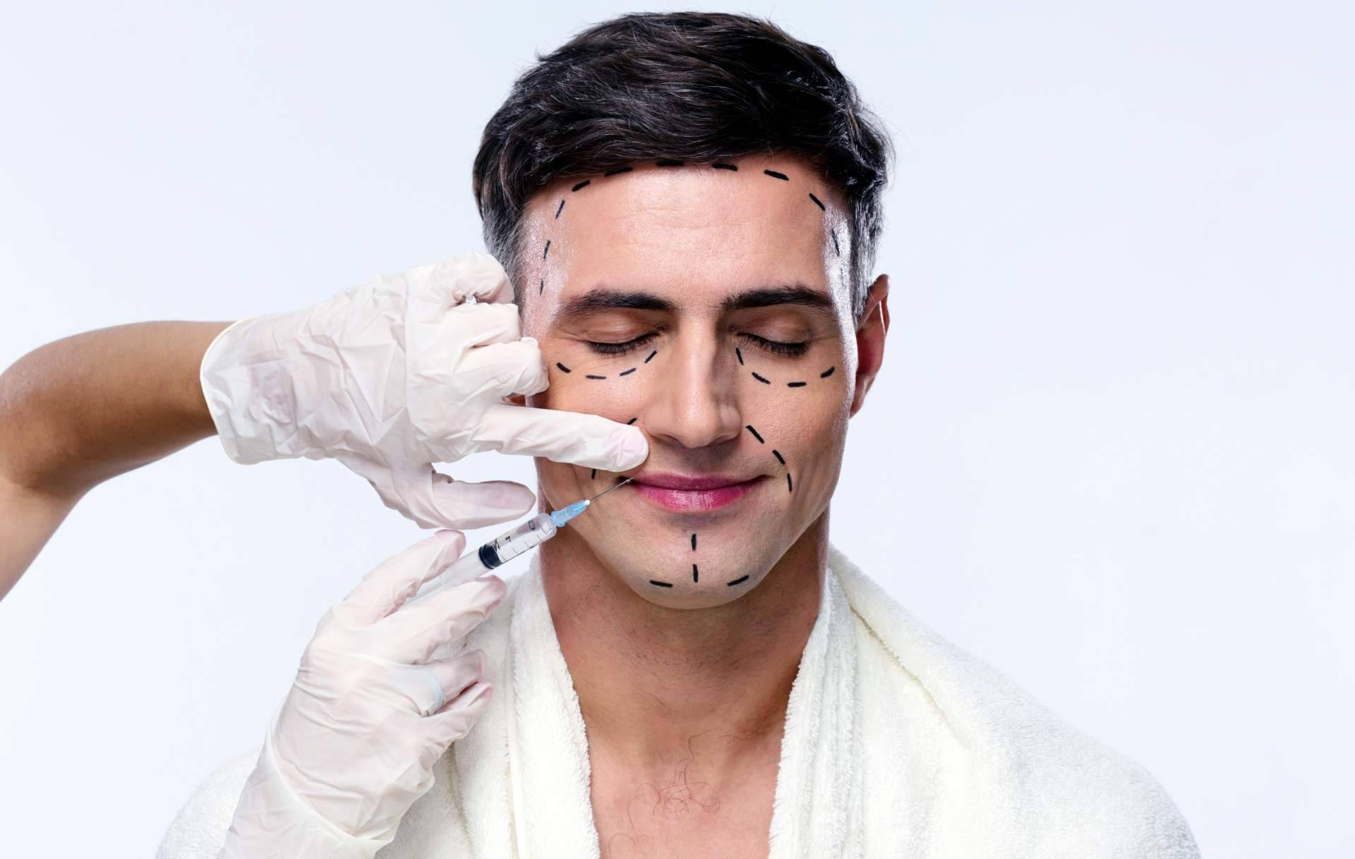 Dr. Antoni Roldán, experto cirujano plástico con amplia trayectoria en Barcelona