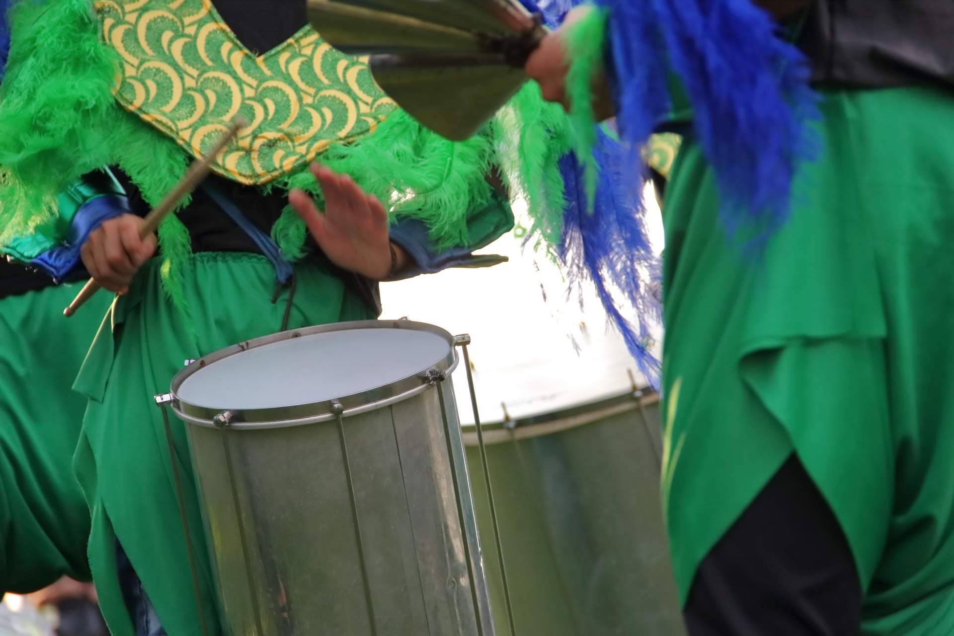 Cuál es el papel del surdo en la percusión brasileña