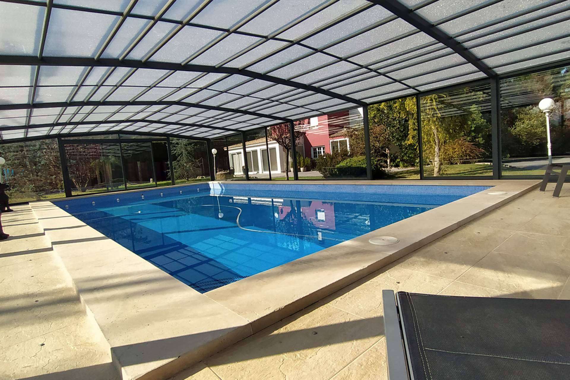 Cubiertas de piscina en vidrio de seguridad, disponibles en COVERTTO