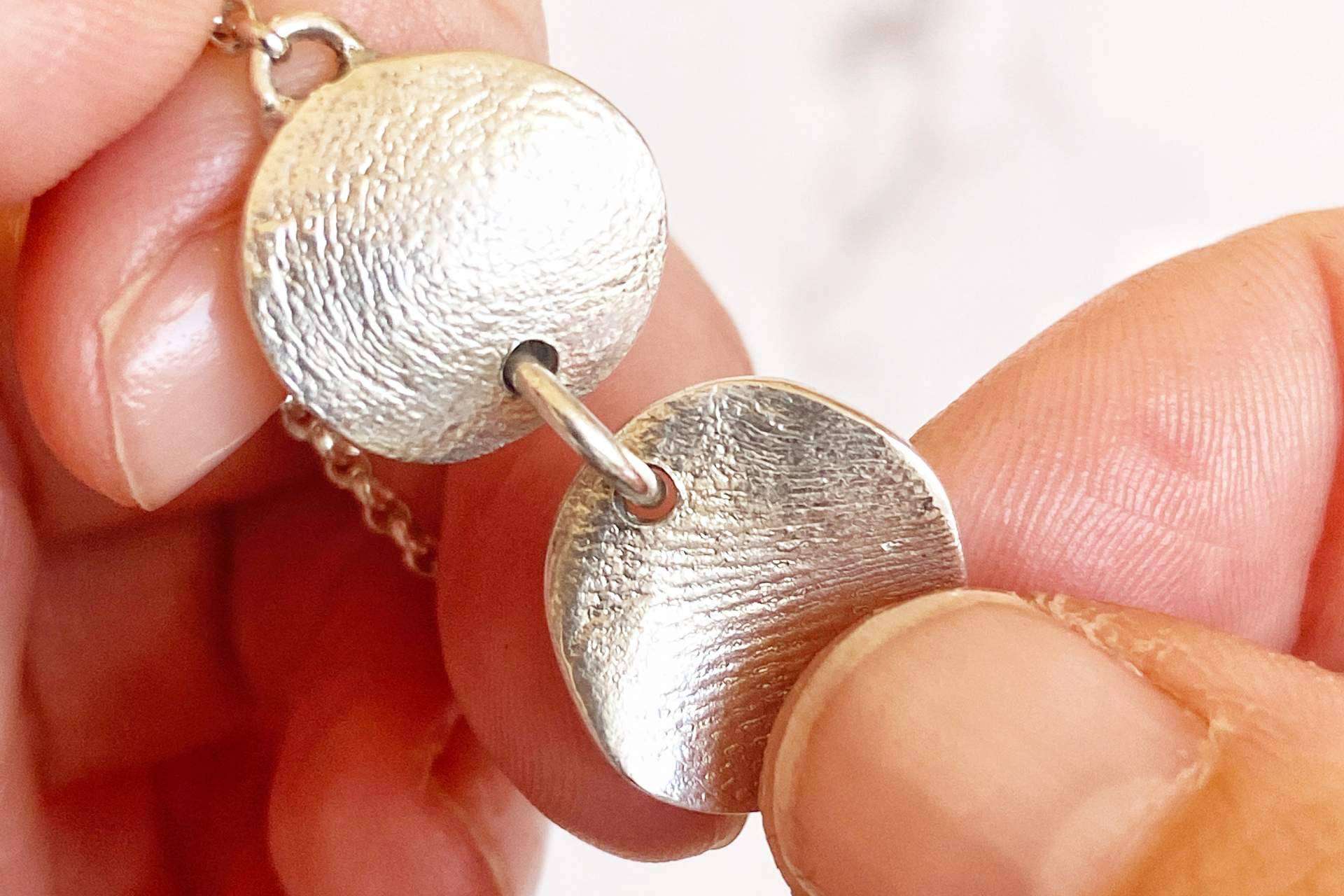 Regalar amor con las joyas personalizadas con la huella grabada de Dejando Huella Joyas