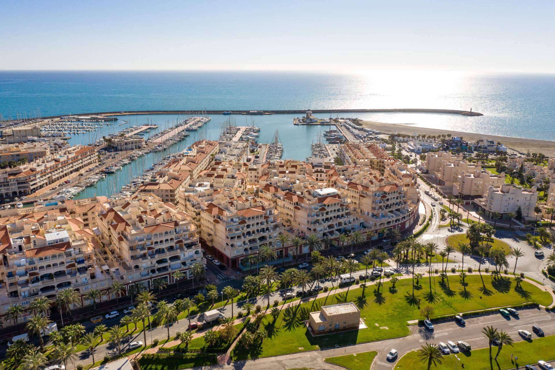 Almerimar, un lugar privilegiado de la Costa de Almería ofrece la opción de vivir frente al mar en un apartamento